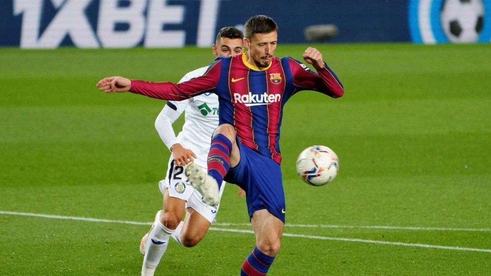 Lenglet con el bal�n en posesi�n en un partido de LaLiga