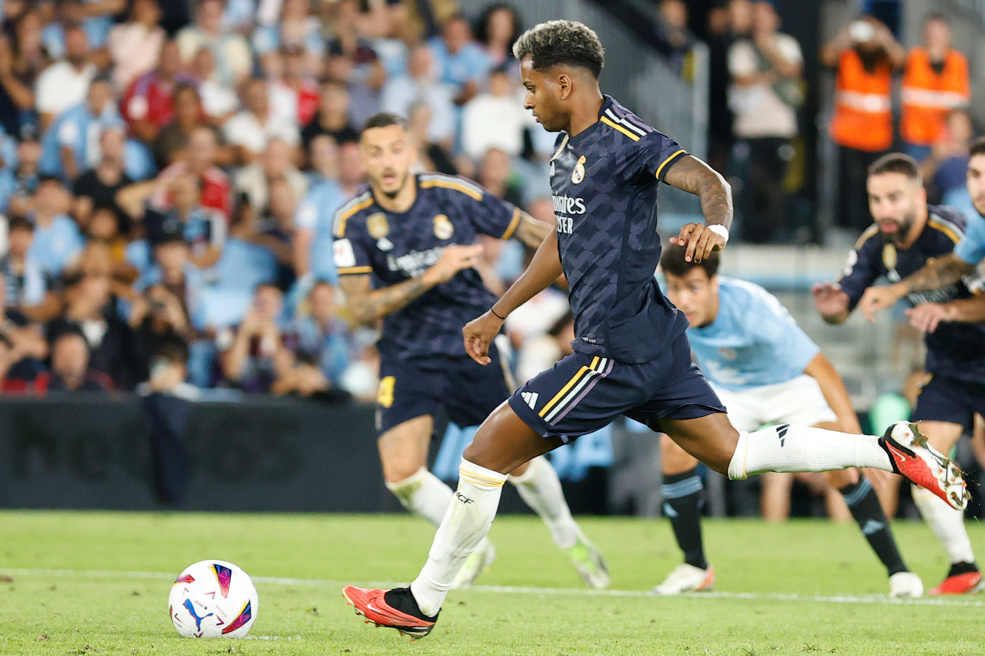 Rodrygo takes the penalty against Celta.