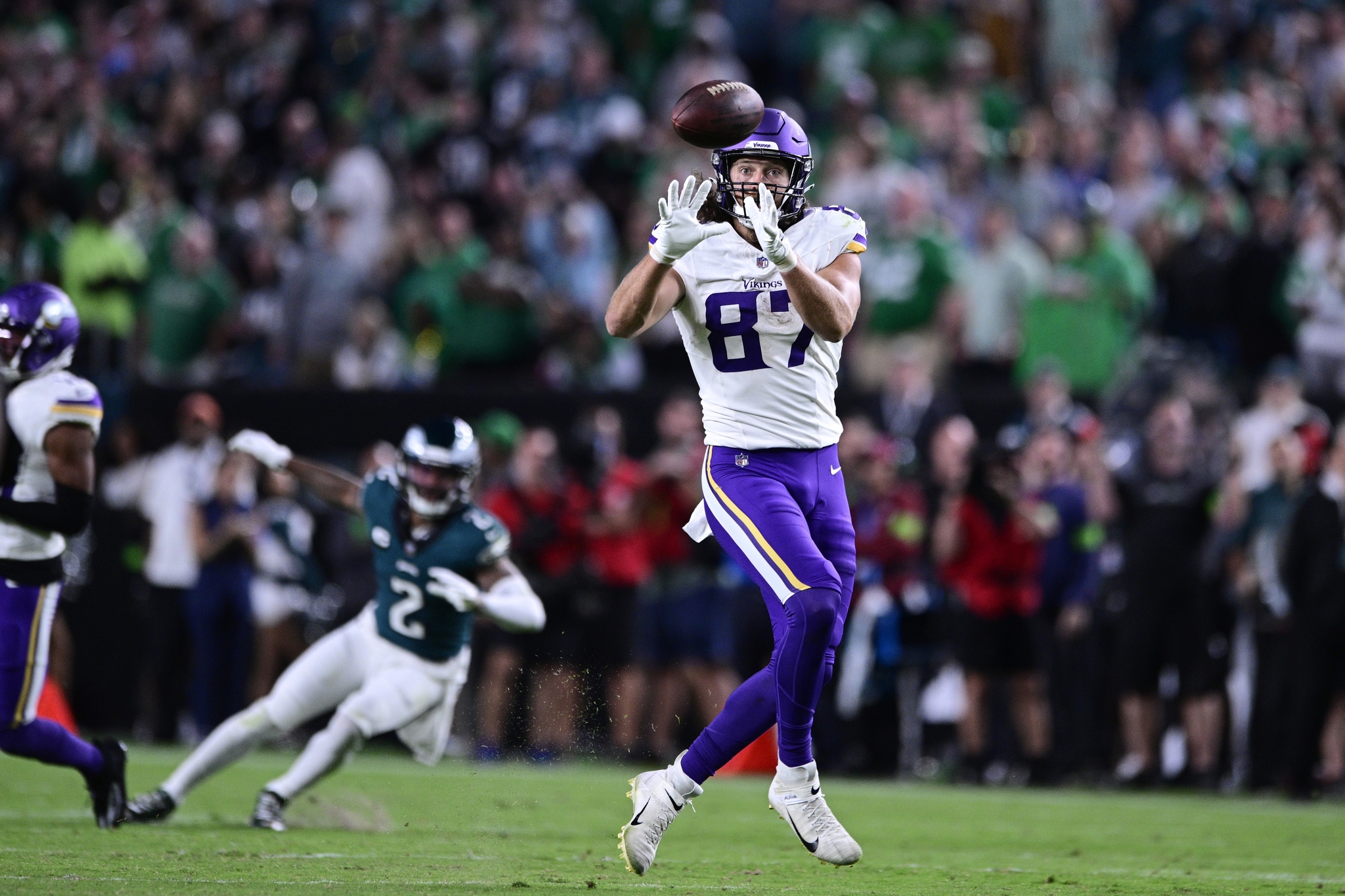 T.J. Hockenson catches a pass against the Eagles.