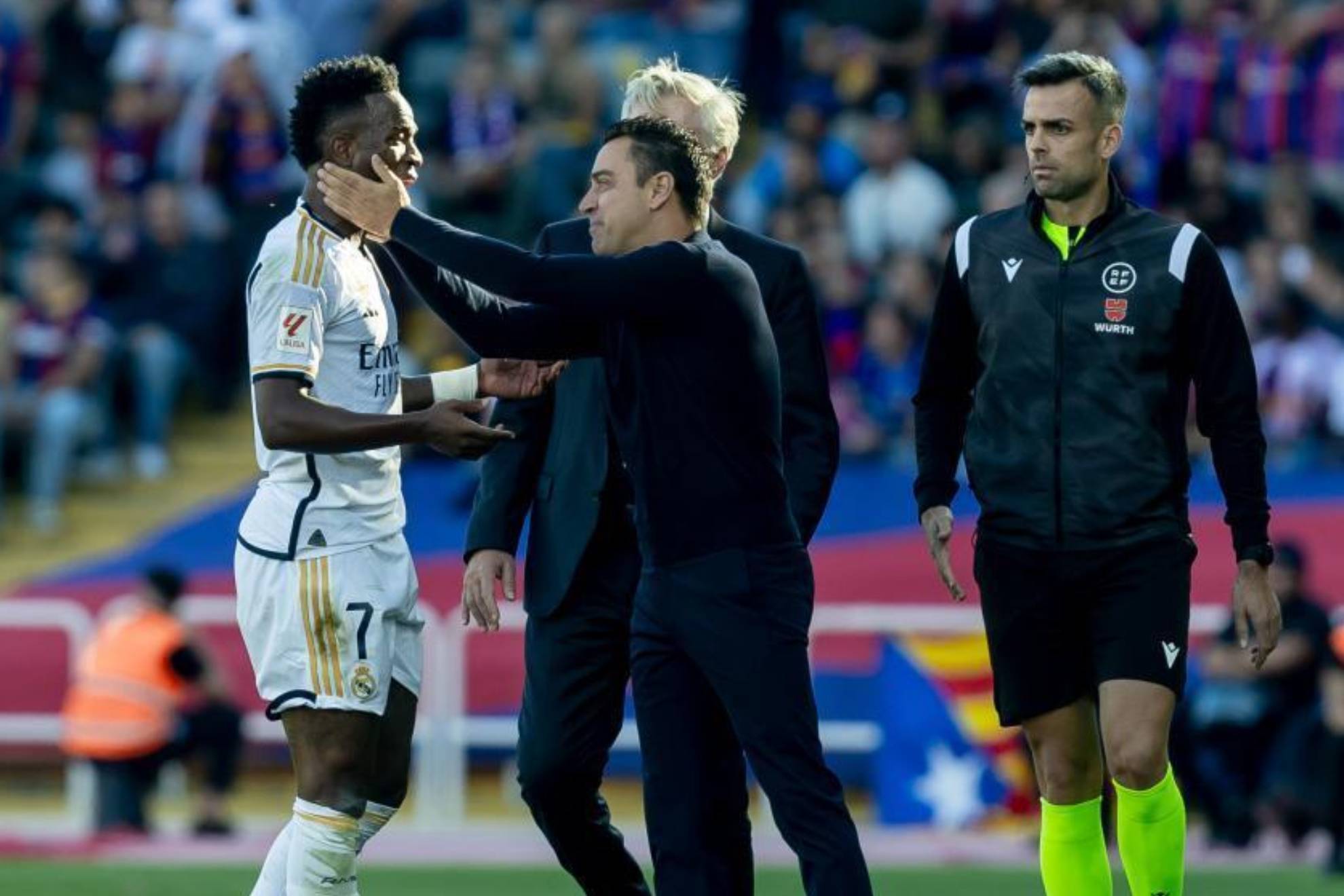 Xavi and Vinicius at the end of the first half