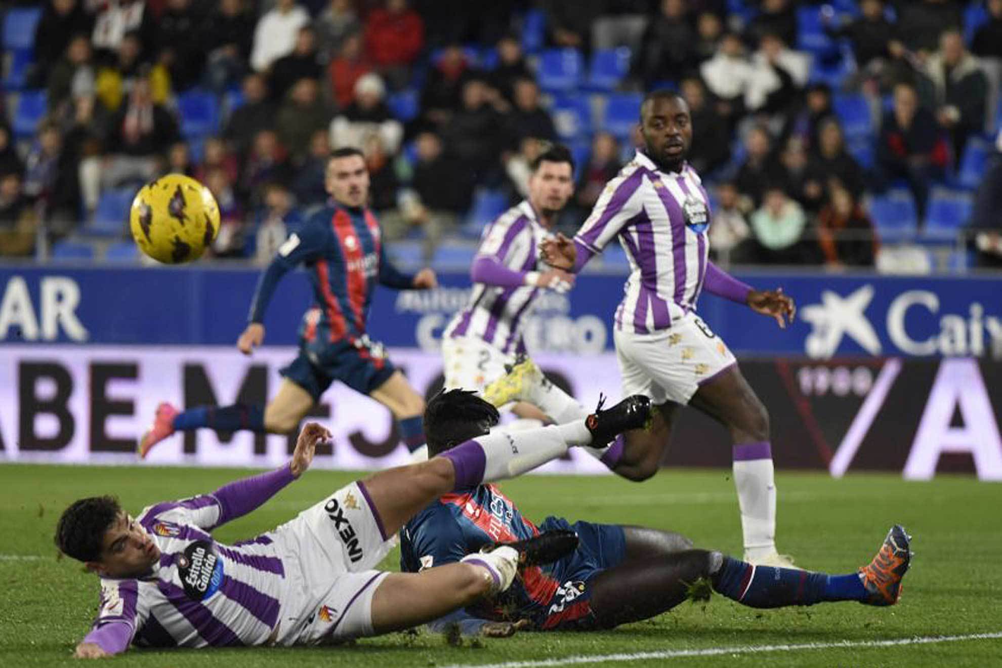 Huesca - Valladolid: El Valladolid también asalta El Alcoraz y duerme ...