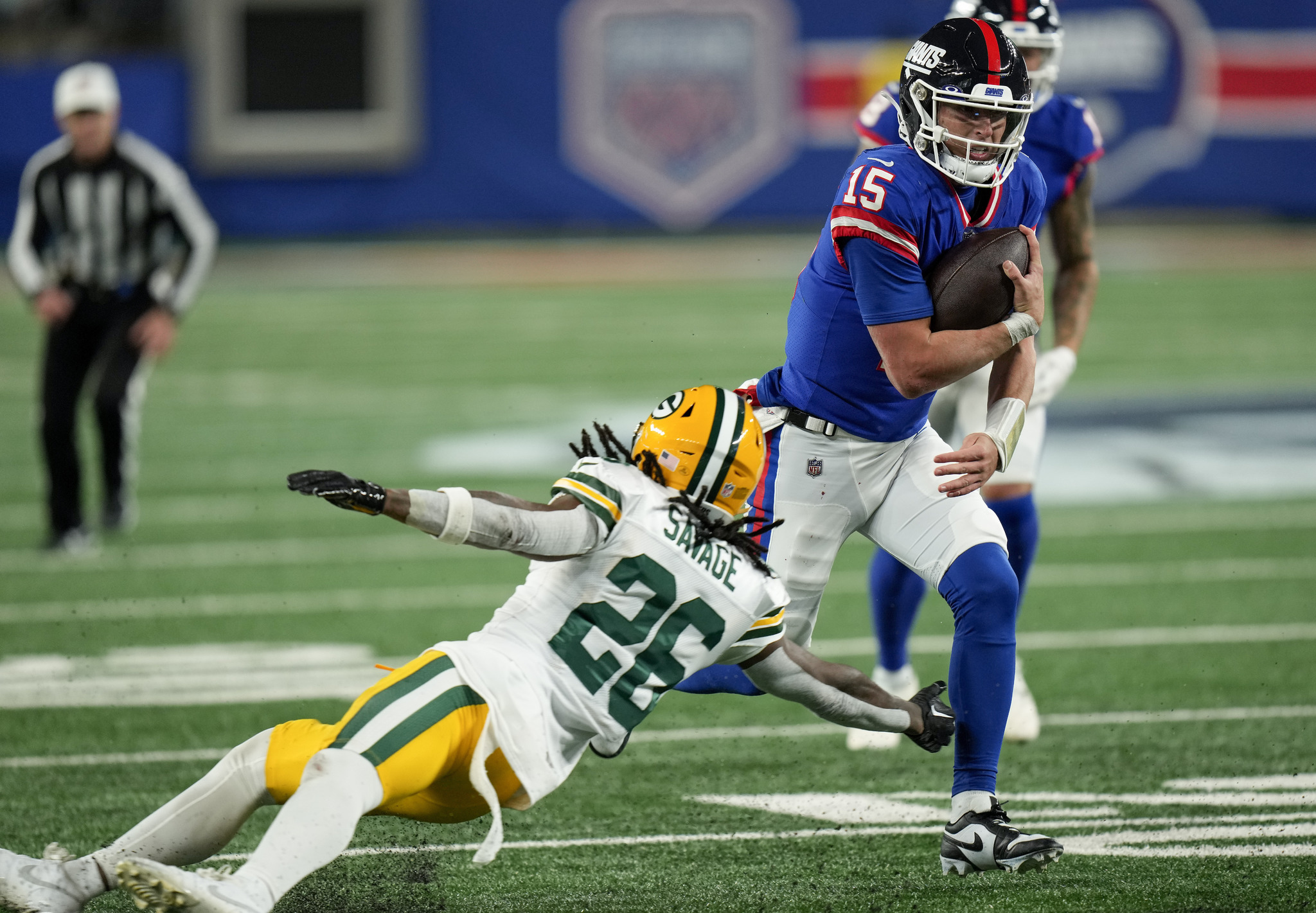 Tommy DeVito runs the ball against the Green Bay Packers on MNF.