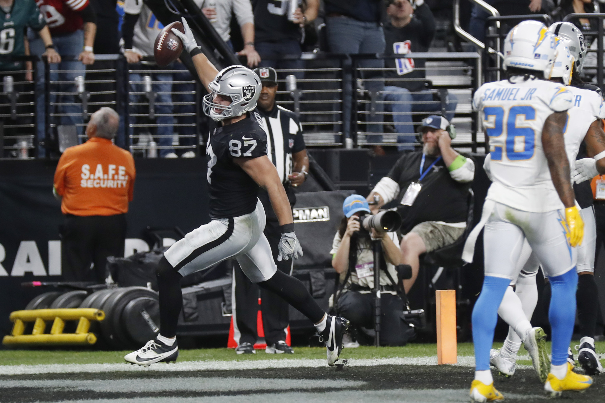 Las Vegas rookie tight end Michael Mayer scores a TD in historic night for Raiders.