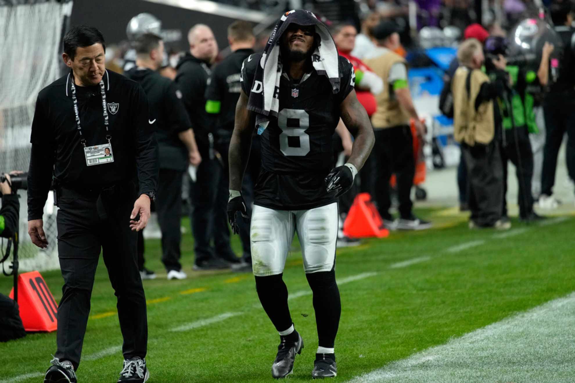 Las Vegas Raiders running back Josh Jacobs (8) leaves the game with an injury against the Minnesota Vikings
