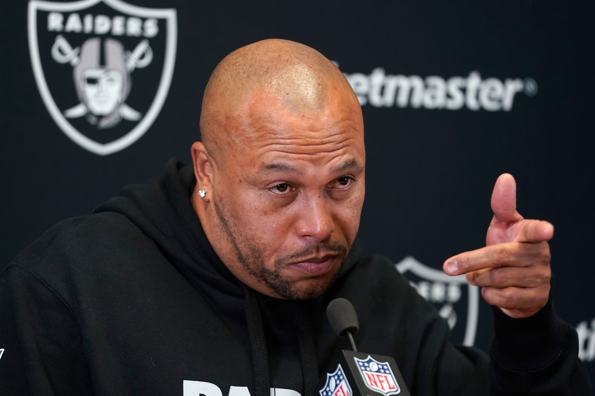 Antonio Pierce has the backing of the Raiders locker room heavyweights.
