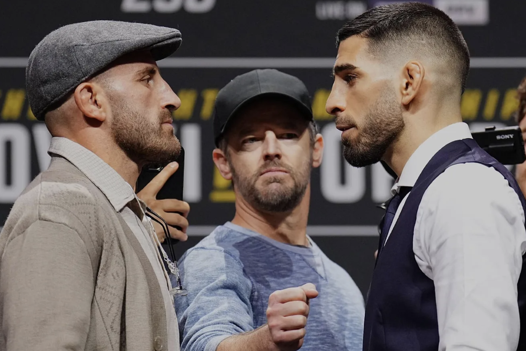 What time is Volkanovski vs Topuria? TV Channel, where to watch it online, Schedule for UFC 298