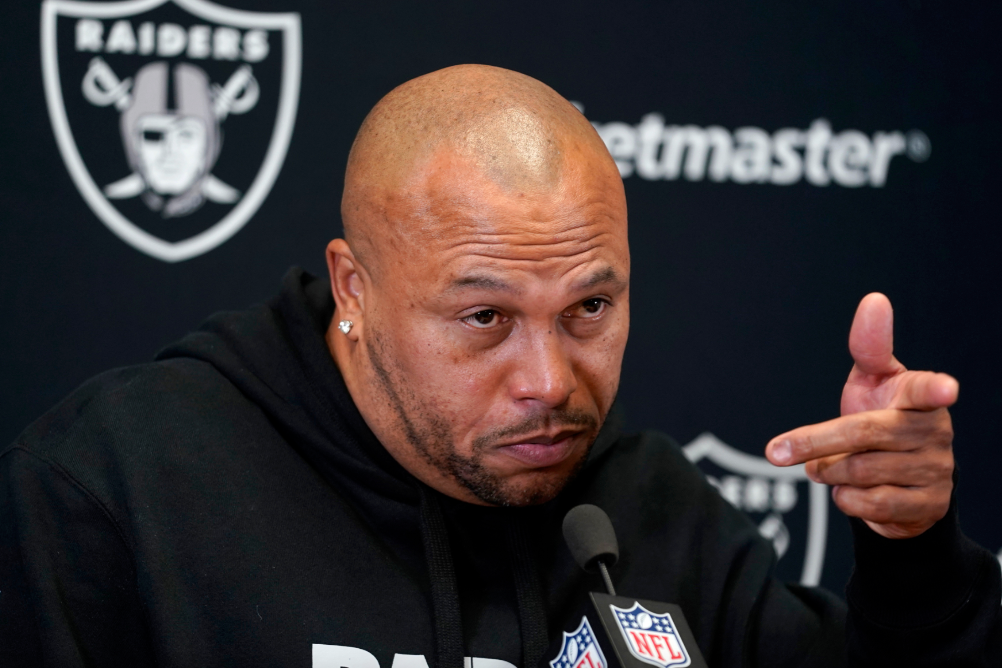 Antonio Pierce fears Patrick Mahomes and looks for a special quarterback: You dont want to put a band-aid on it