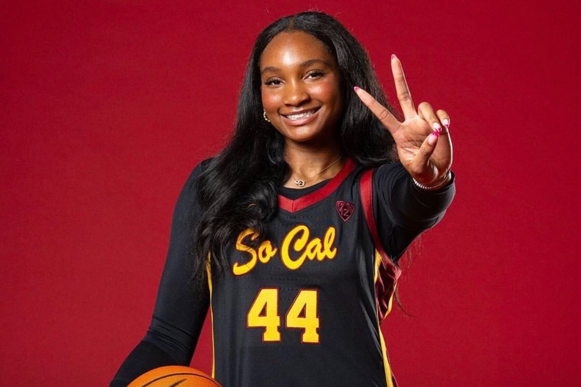 Kiki Iriafen with her new USC Trojans uniform. X @WomensHoops_USA