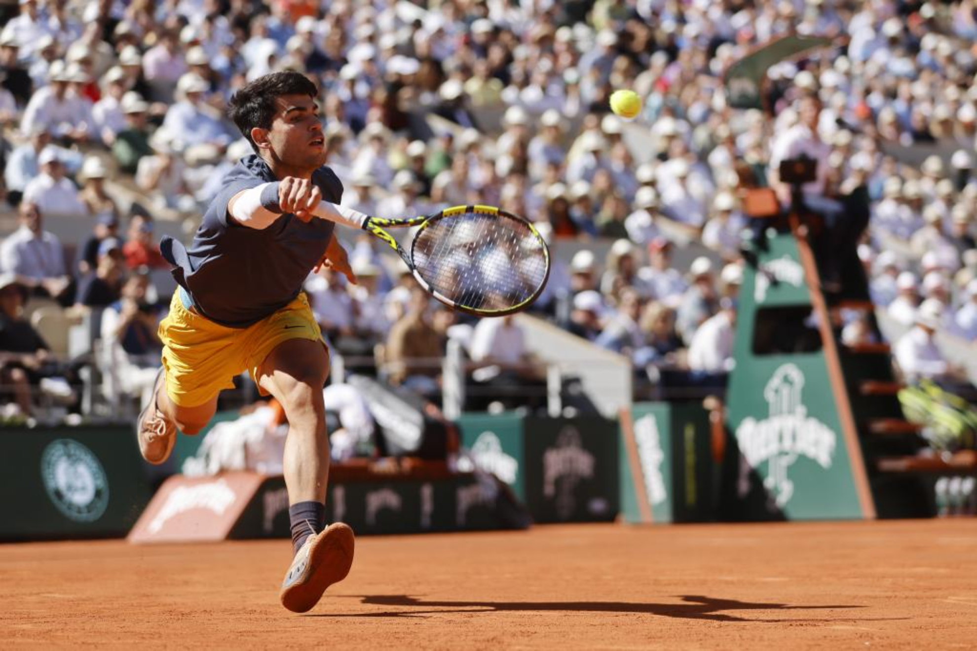Carlos Alcaraz in action in the semi-finals against Jannik Sinner at Roland Garros.