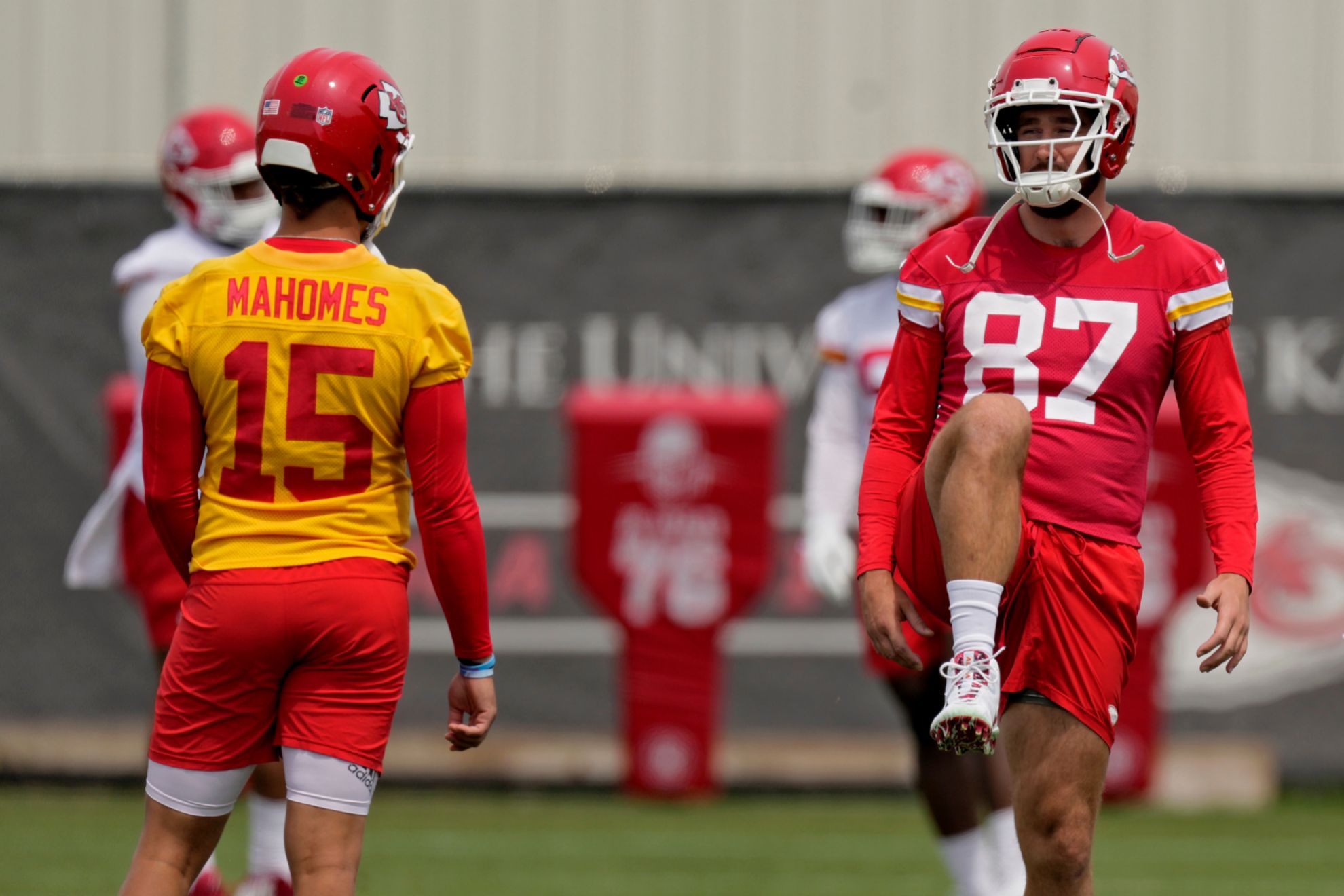 Travis Kelce proves to Patrick Mahomes that Taylor Swift hasn't changed him  as Chiefs training camp begins | Marca