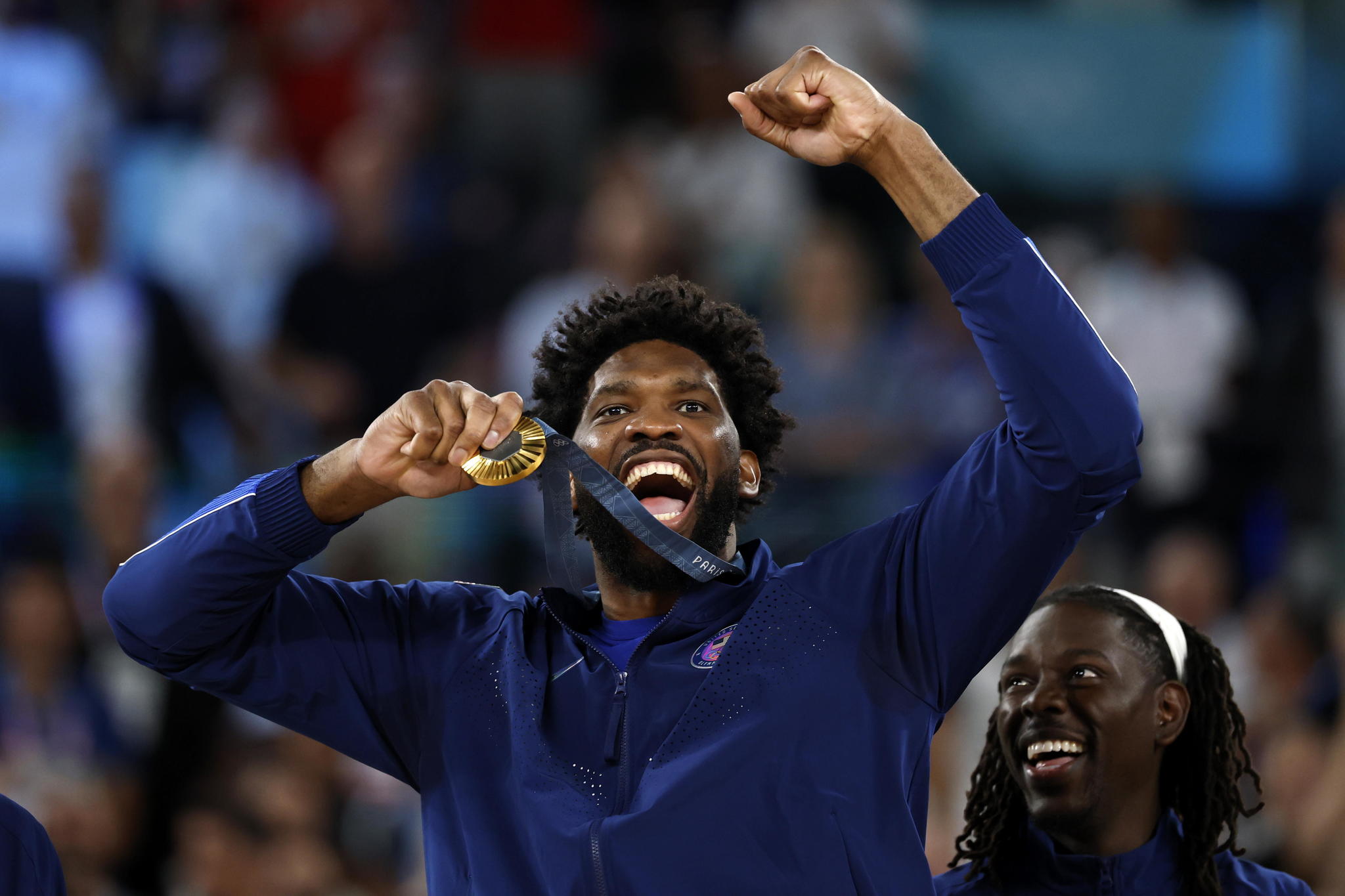 Paris (France), 10/08/2024.- Joel  lt;HIT gt;Embiid lt;/HIT gt; of the US smiles following the Men's medal ceremony of the Basketball competitions in the Paris 2024 Olympic Games, at the South Paris Arena in Paris, France, 10 August 2024. (Baloncesto, Francia) EFE/EPA/CAROLINE BREHMAN