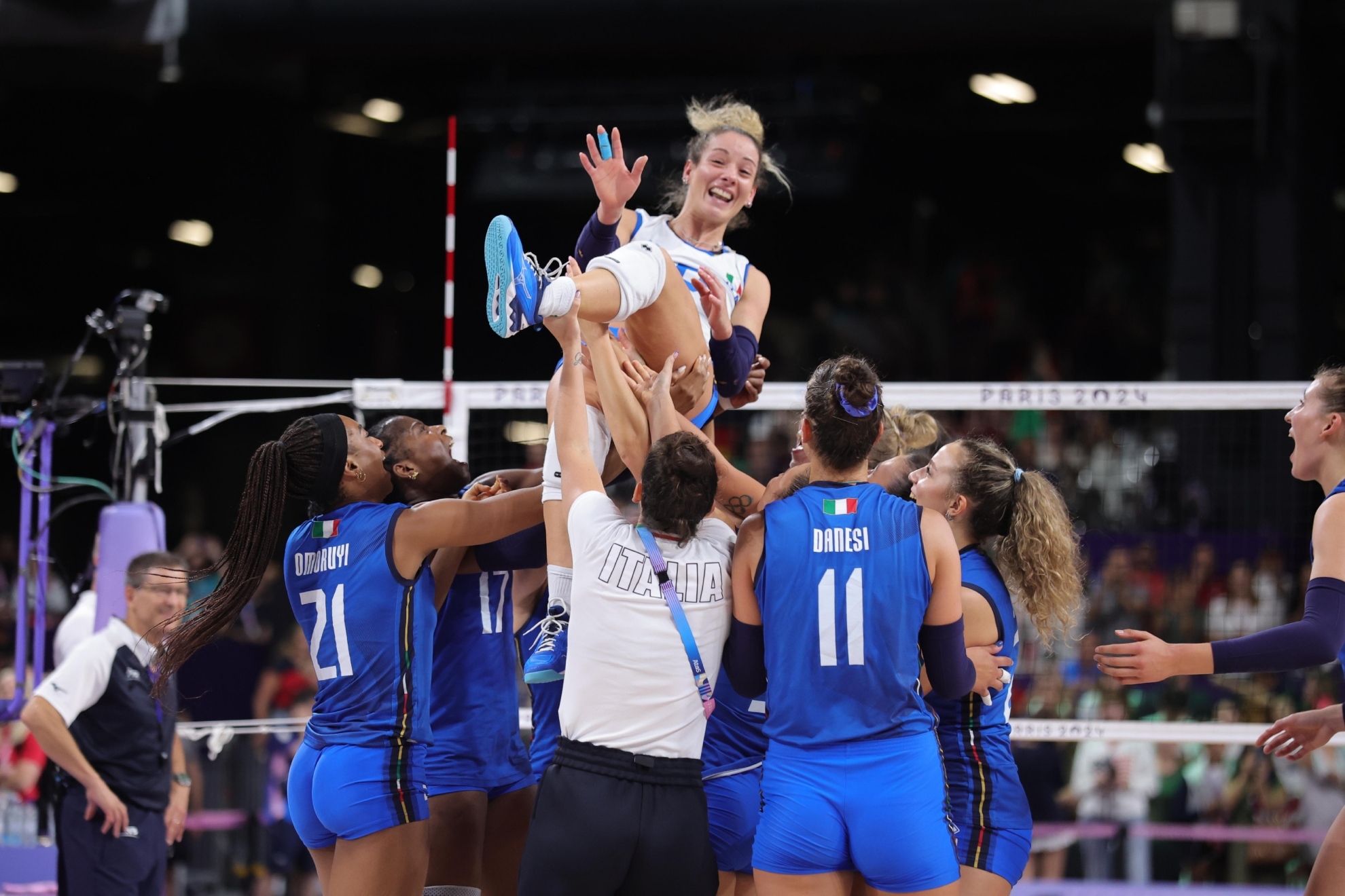 US falls to Italy, who are crowned Olympic volleyball champions for the first time