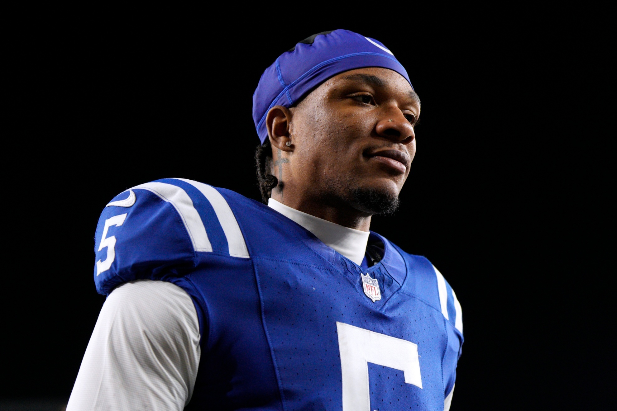 Indianapolis Colts quarterback Anthony Richardson (5) walks off the field at the end of the first half of a preseason NFL football game against the Cincinnati Bengals, Thursday, Aug. 22, 2024, in Cincinnati. (AP Photo/Jeff Dean)