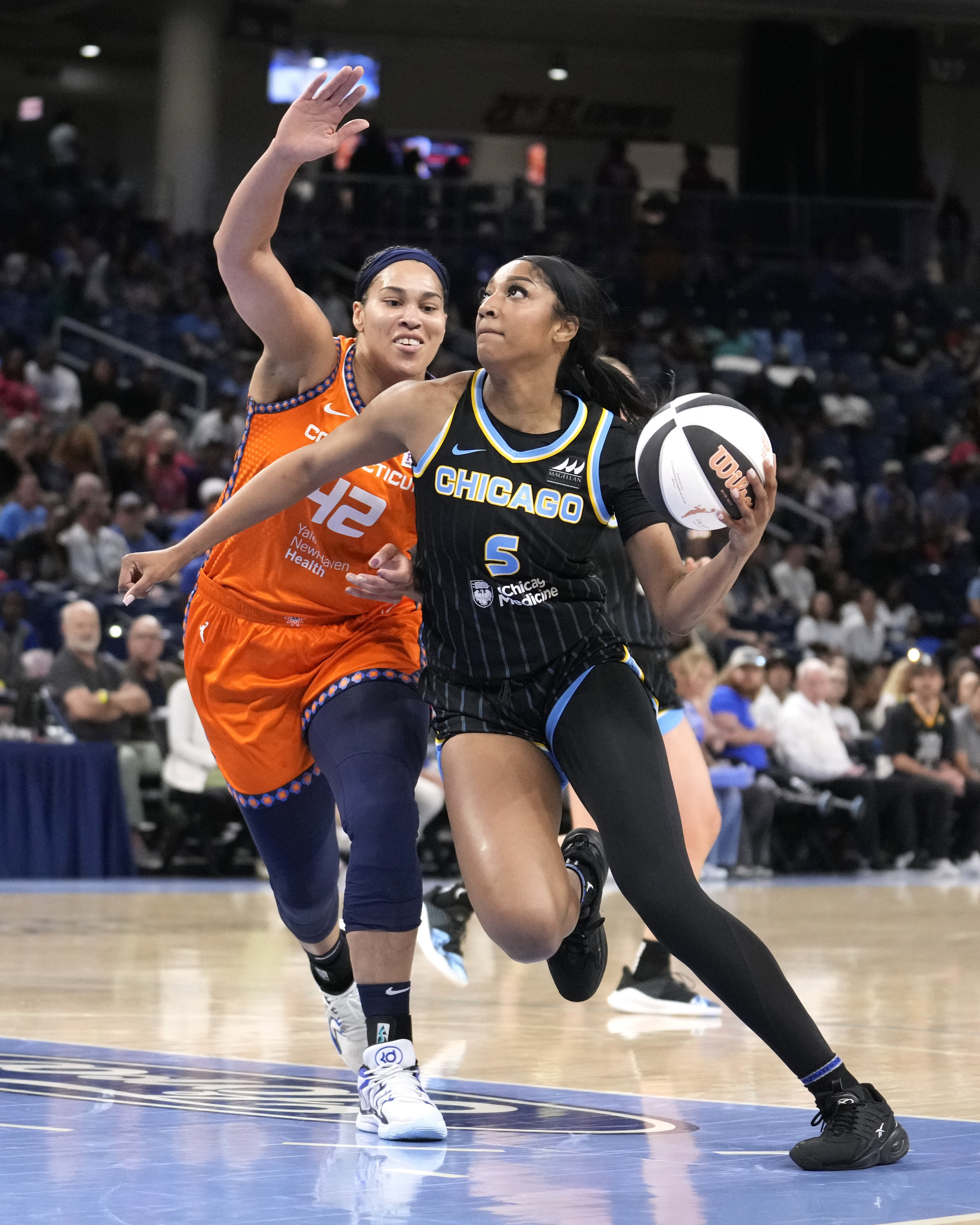 Chicago Skys Angel Reese (5) drives to the basket past Connecticut Suns Brionna Jones