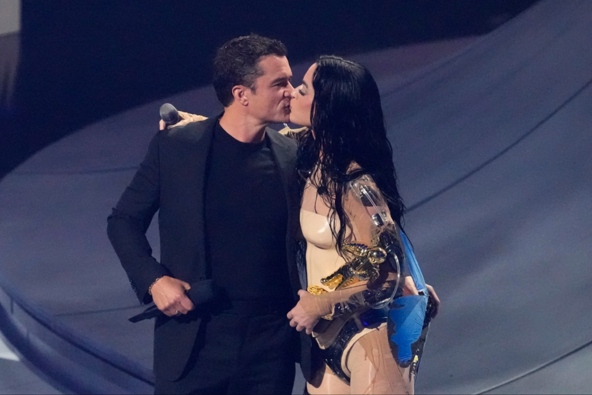 Orlando Bloom and Katy Perry shared a kiss at the MTV VMAs.