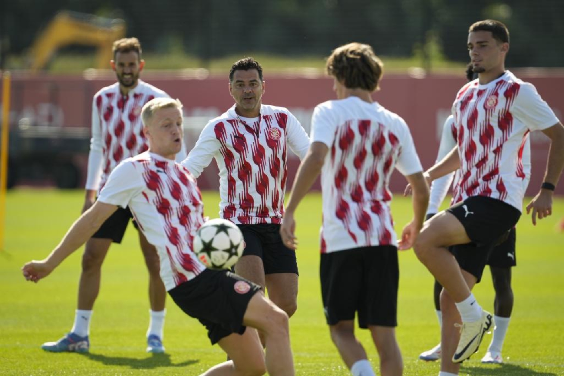 M�chel observa el entrenamiento del Girona de ayer.