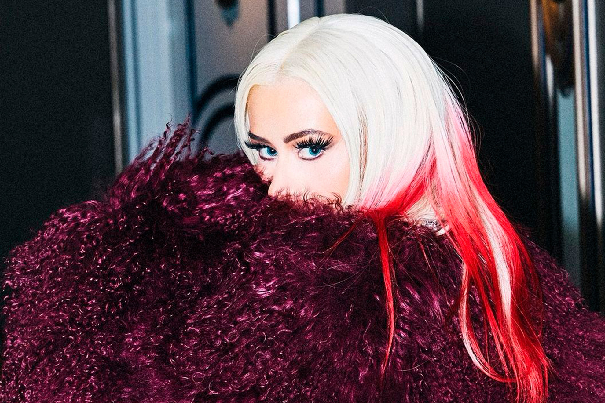 Christina Aguilera shows that she is ageless because she looks almost like Sabrina Carpenters twin