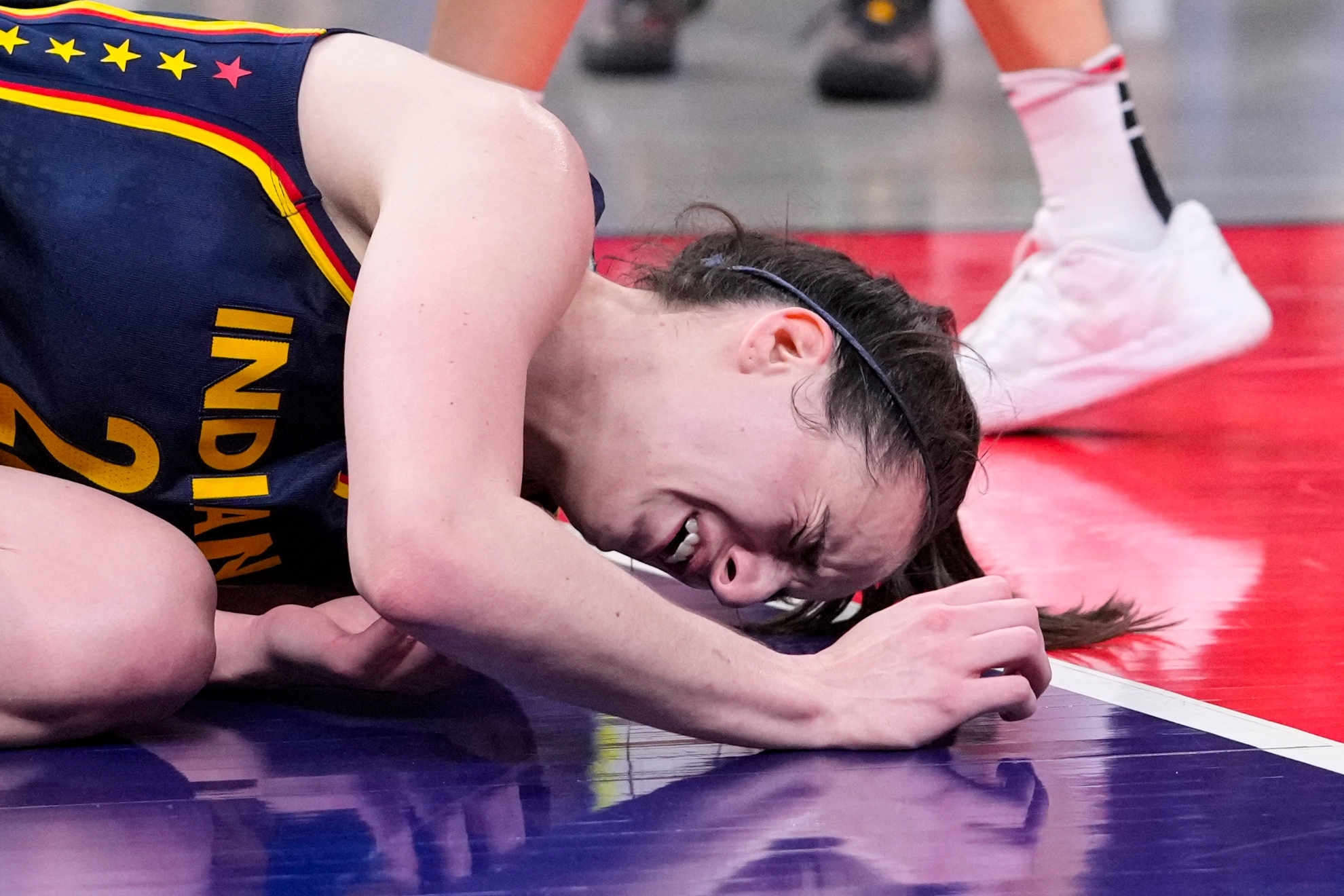 Rookie standout Caitlin Clark stays resilient after eye injury during Fever-Sun game