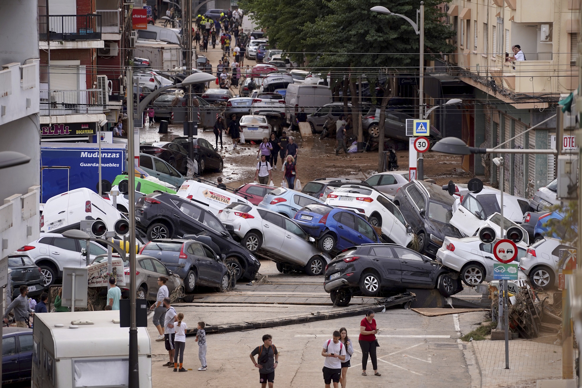 Spain Floods Valencia death killed vehicles cars piled up