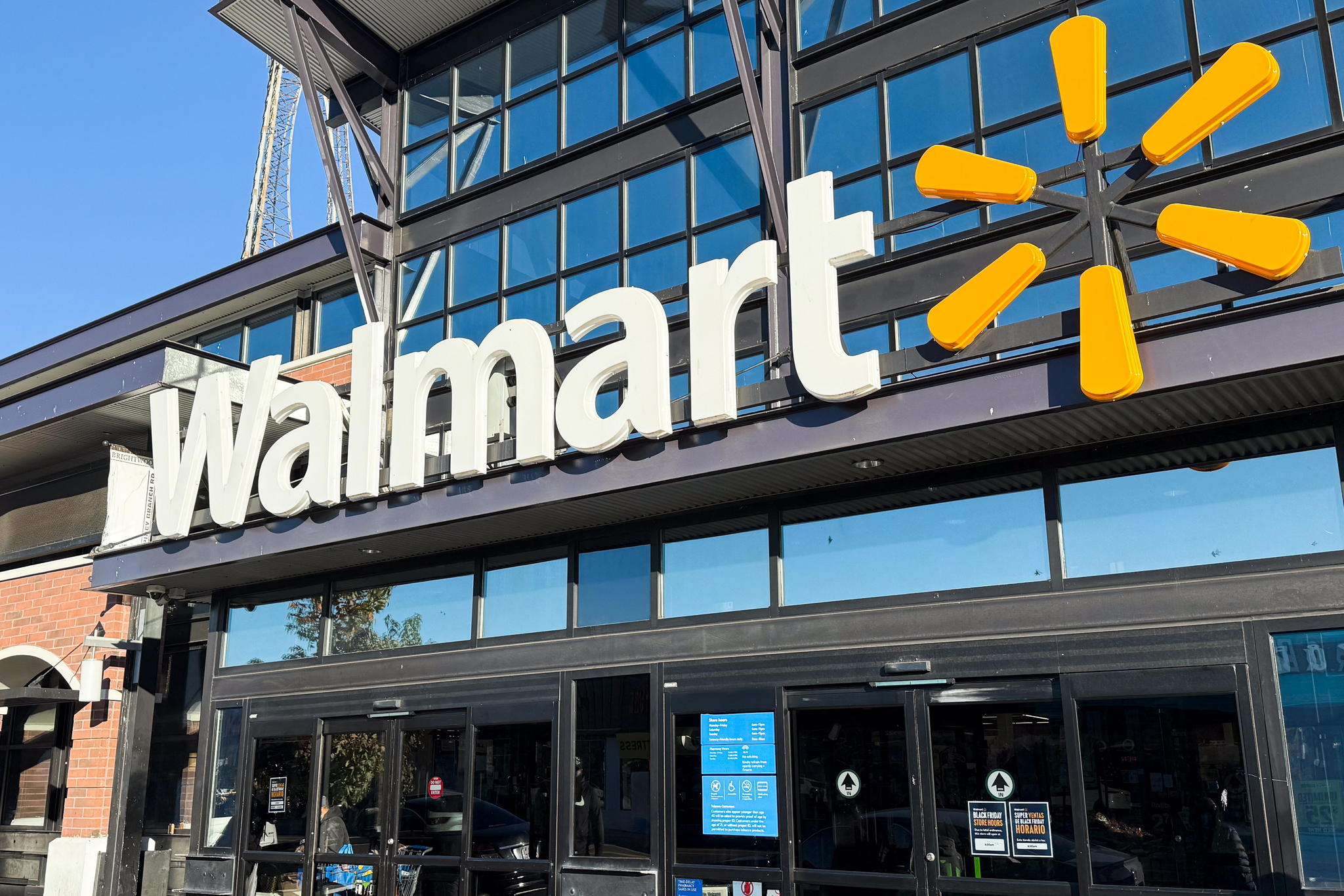 Washington (United States), 26/11/2024.- A lt;HIT gt;Walmart lt;/HIT gt; store in Washington, DC, USA, 26 November 2024. lt;HIT gt;Walmart lt;/HIT gt; US CEO John David Rainey has stated in media interviews that tariffs proposed by the incoming Trump administration will affect store prices. EFE/EPA/WILL OLIVER