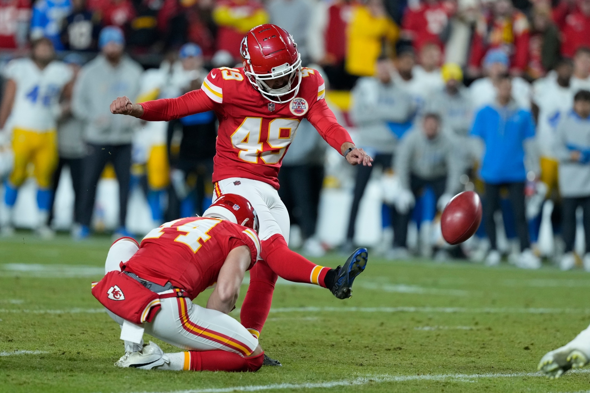 A lucky bounce secures Kansas Citys 19-17 win and their historic ninth consecutive AFC West title