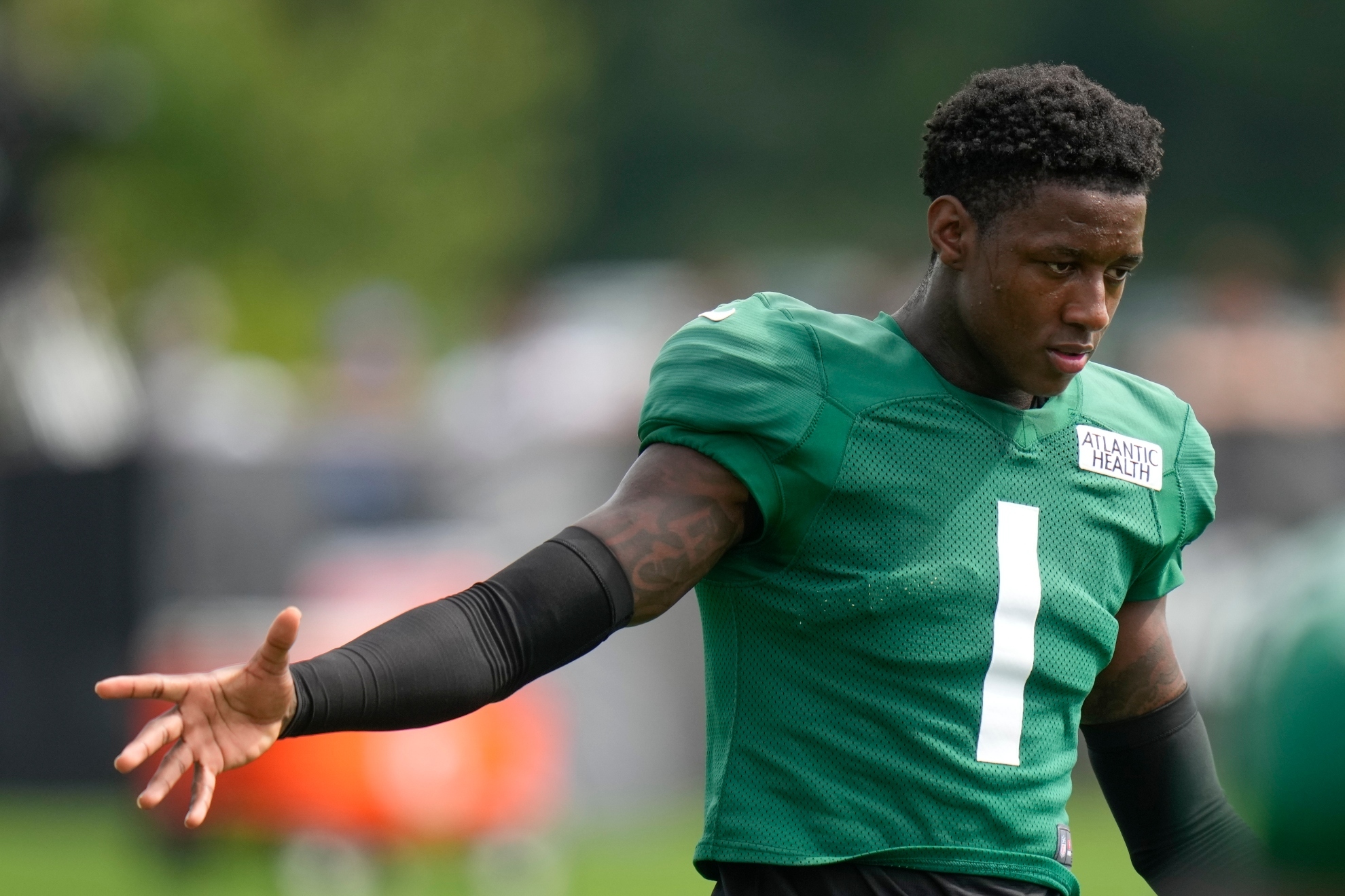 New York Jets Sauce Gardner greets teammates during a joint NFL football practice with the Tampa Bay Buccaneers, Wednesday, Aug. 16, 2023, in Florham Park, N.J.