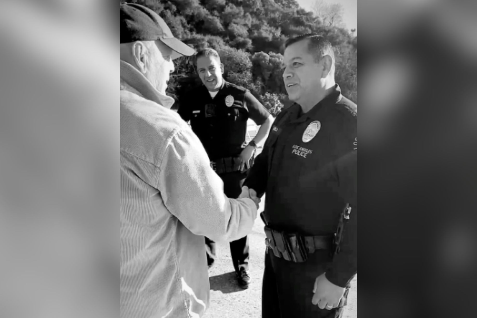 Bruce Willis reappears to thank police officers for their work in extinguishing Los Angeles fires