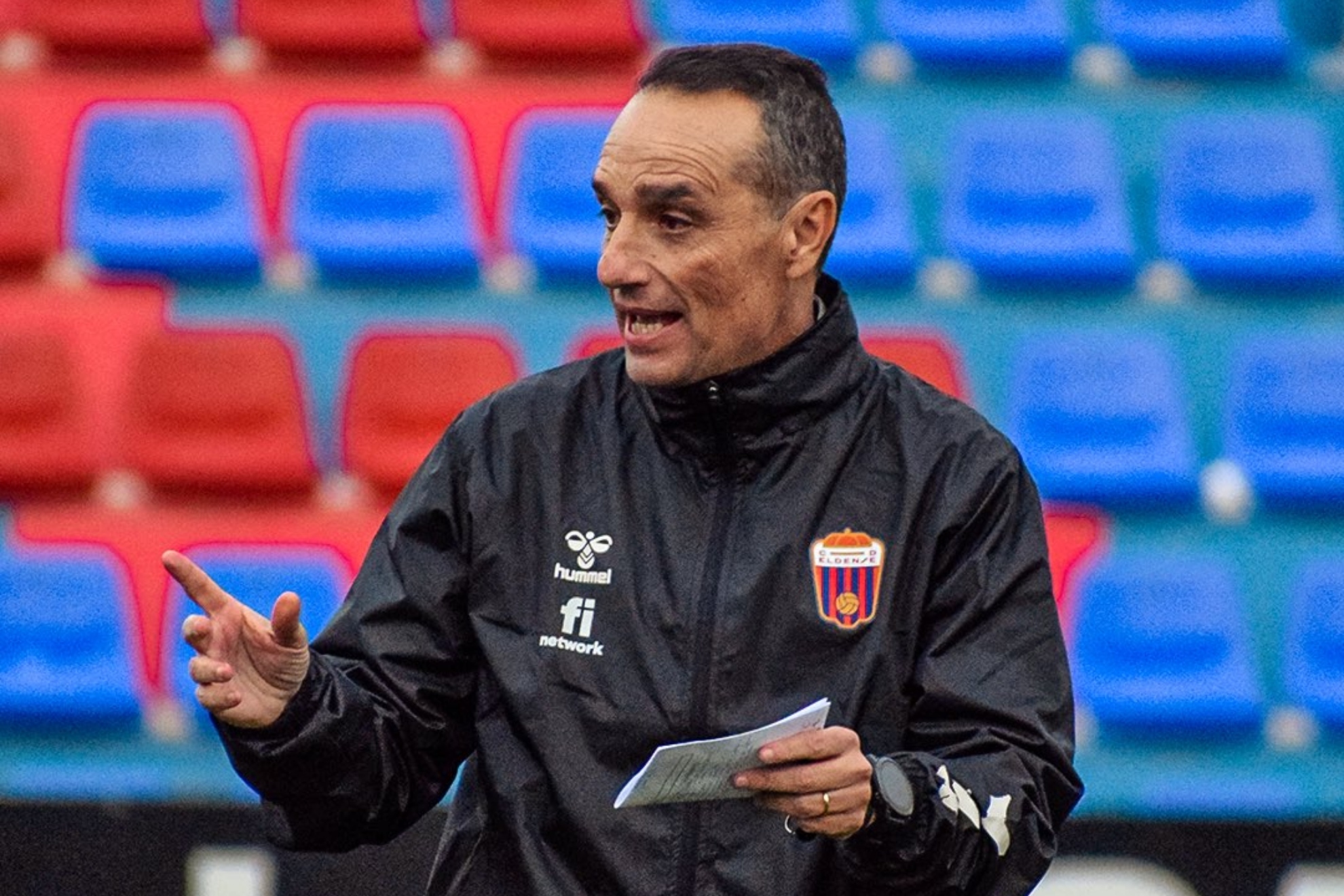 Jos� Luis Oltra en un entrenamiento con el Eldense