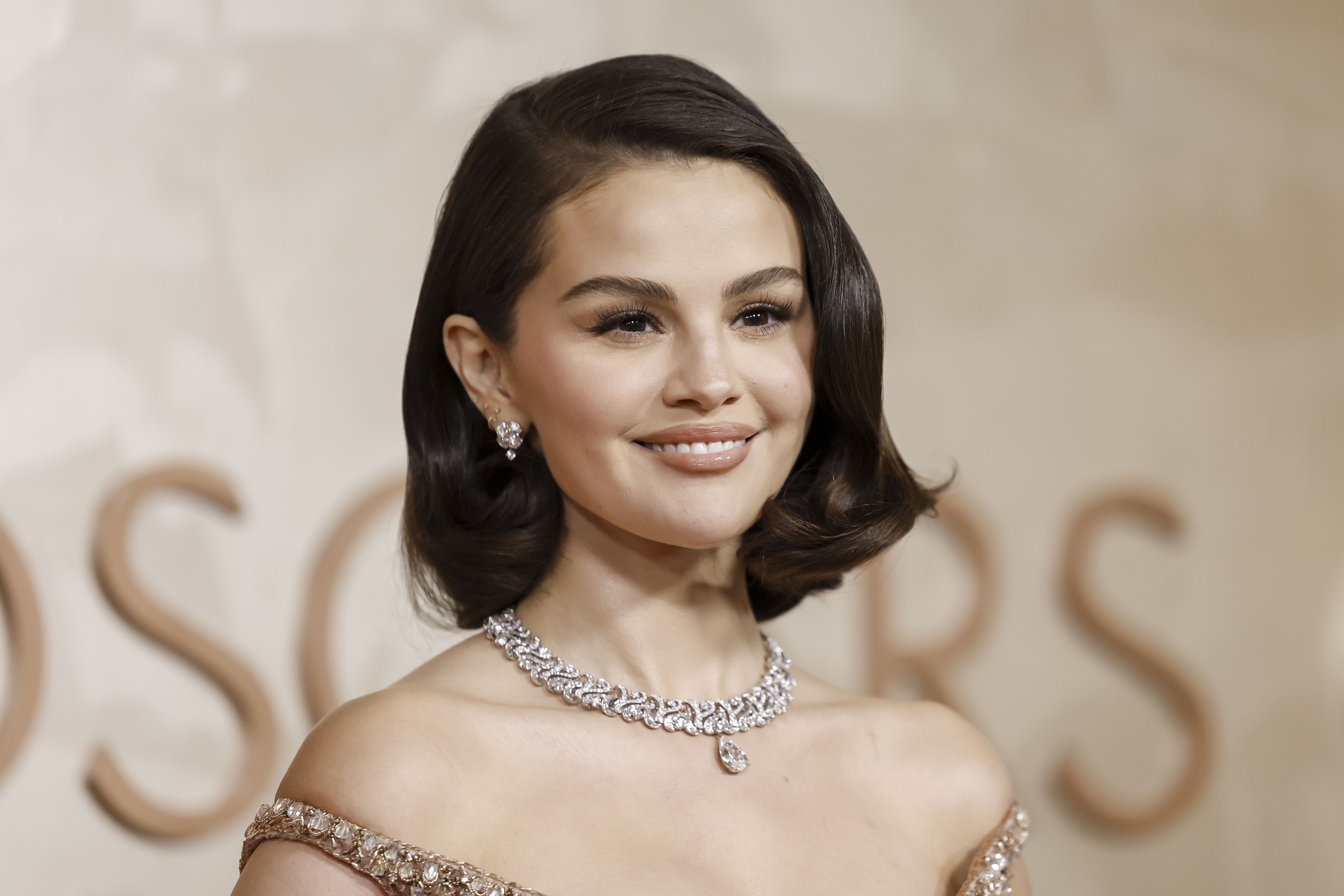 Selena Gomez planning to return to the music scene as she reveals first official photograph with her fianc�