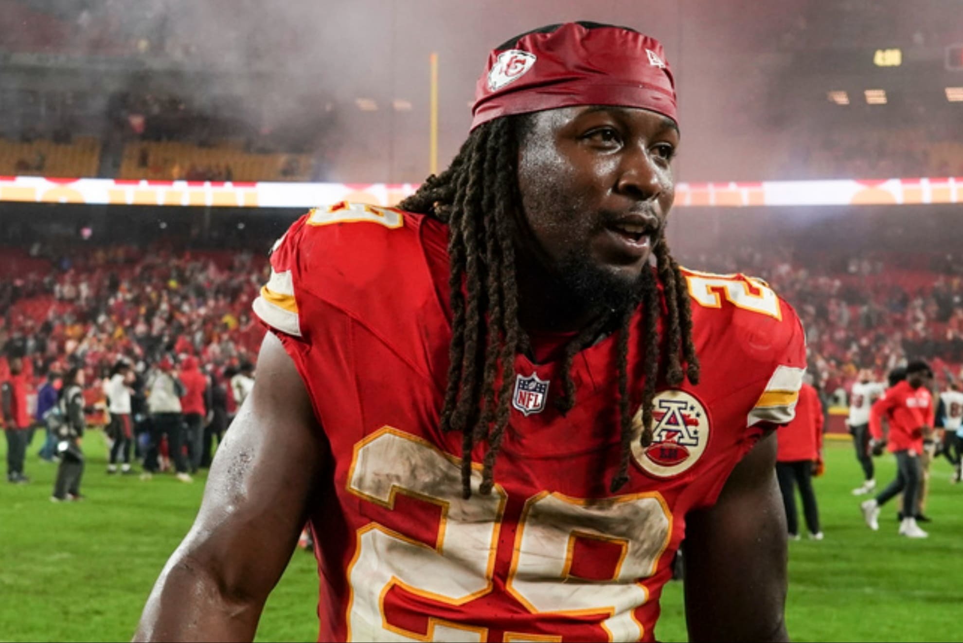 Runnng back Kareem Hunt re-signed with the Chiefs for one year.