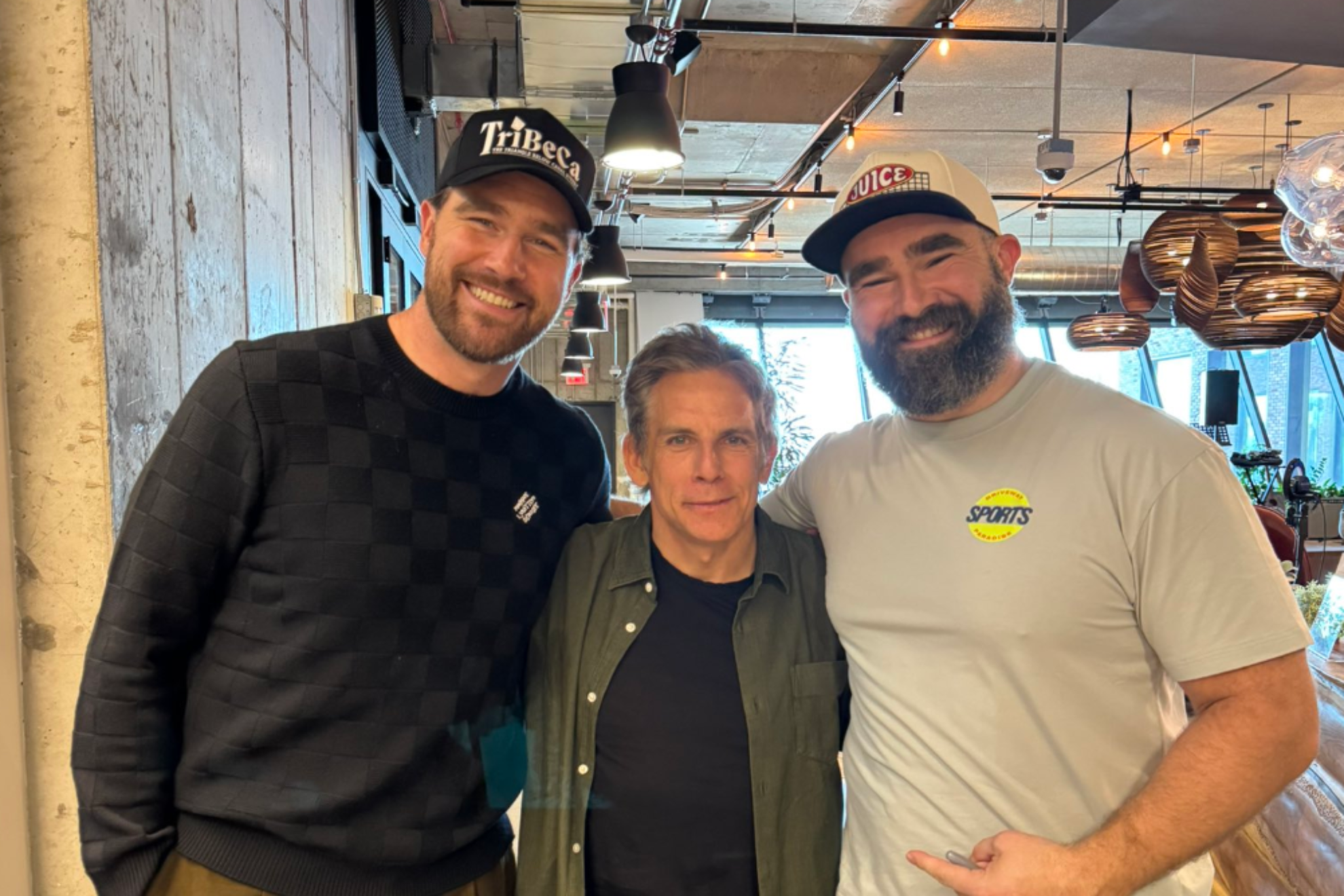 Ben Stillers photo with Jason and Travis Kelce draws attention to an amazing detail: He looks like real-life sized Kermit the Frog