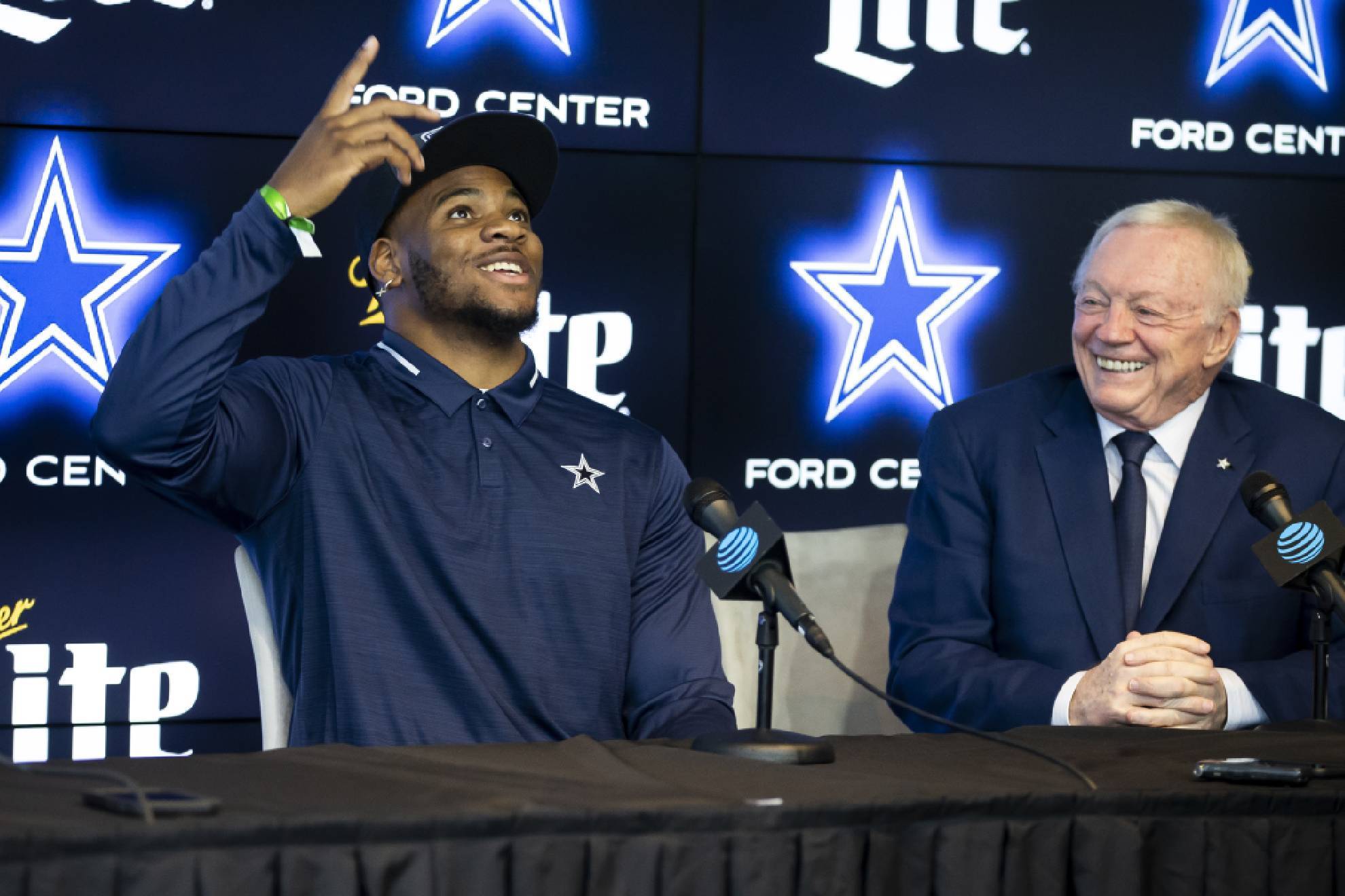 Micah Parsons continues dropping hints on social media to Jerry Jones in search of his new contract