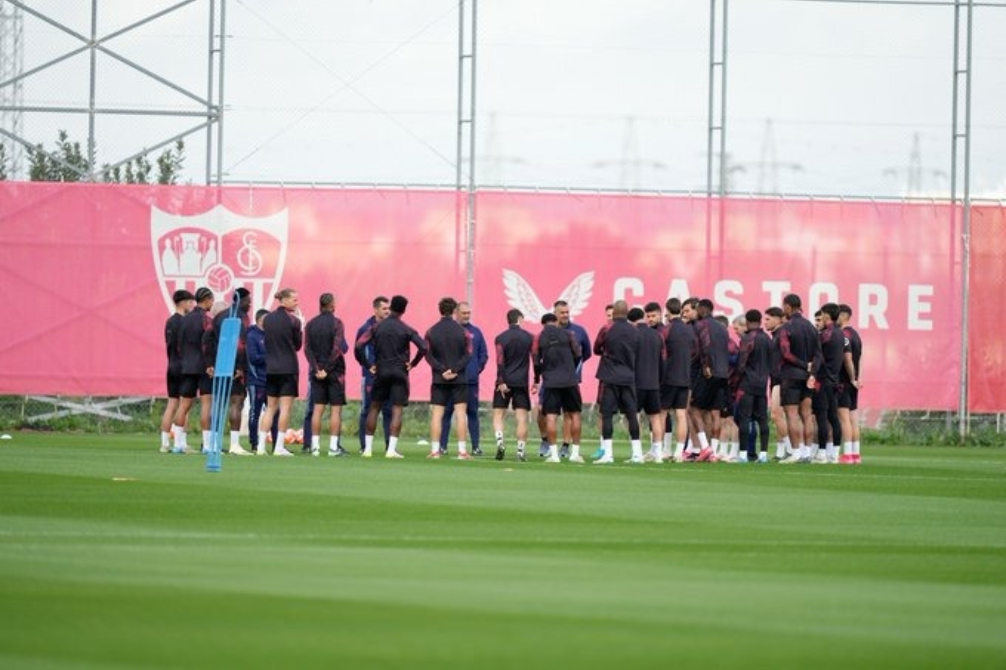 La cúpula del club arropa al equipo en la vuelta al trabajo tras el derbi