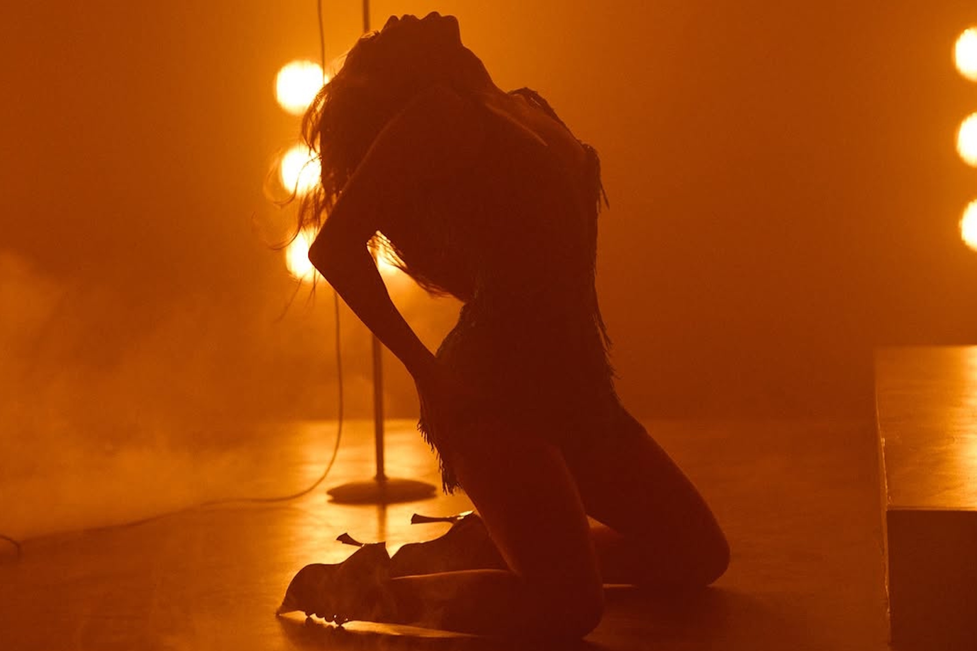 Miley Cyrus surprises with the release of End of the World: This is her sensual and provocative new video clip