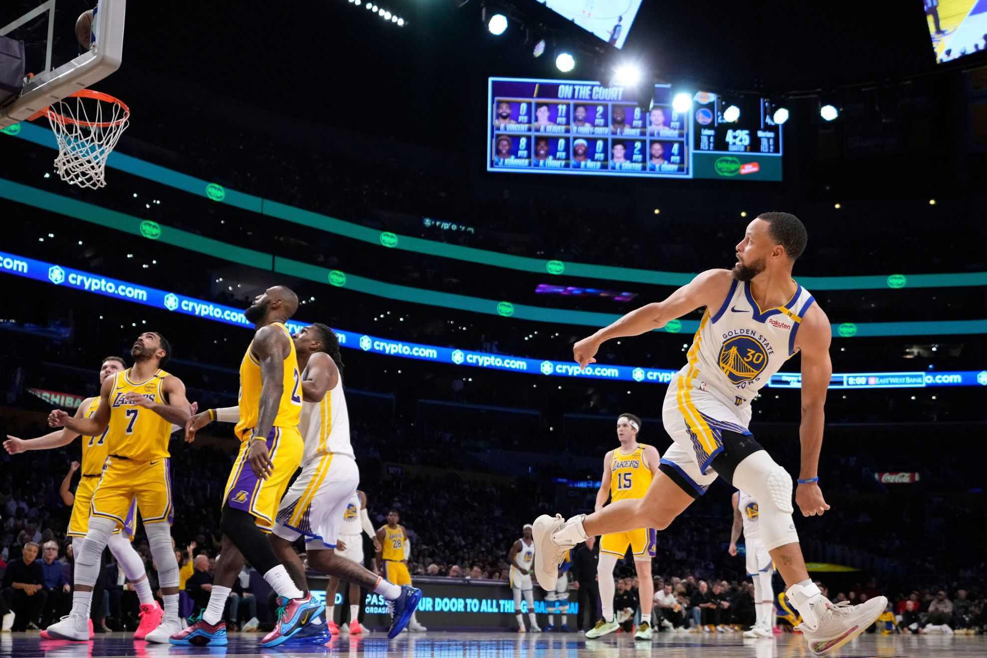 Steph Curry makes an insane trick shot paralyzing Luka Doncic and LeBron James