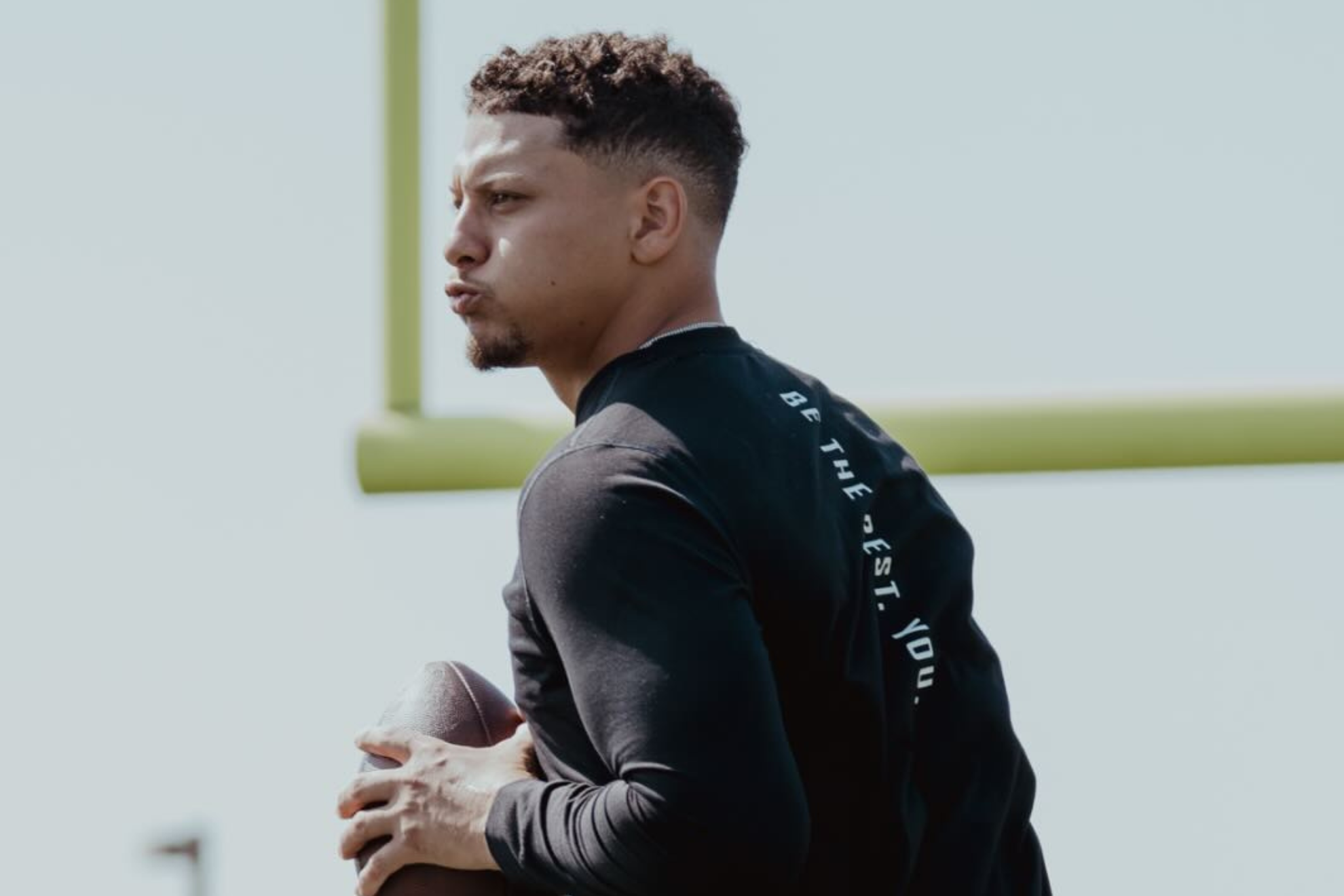 Patrick Mahomes practices with Chiefs position players during the offseason.