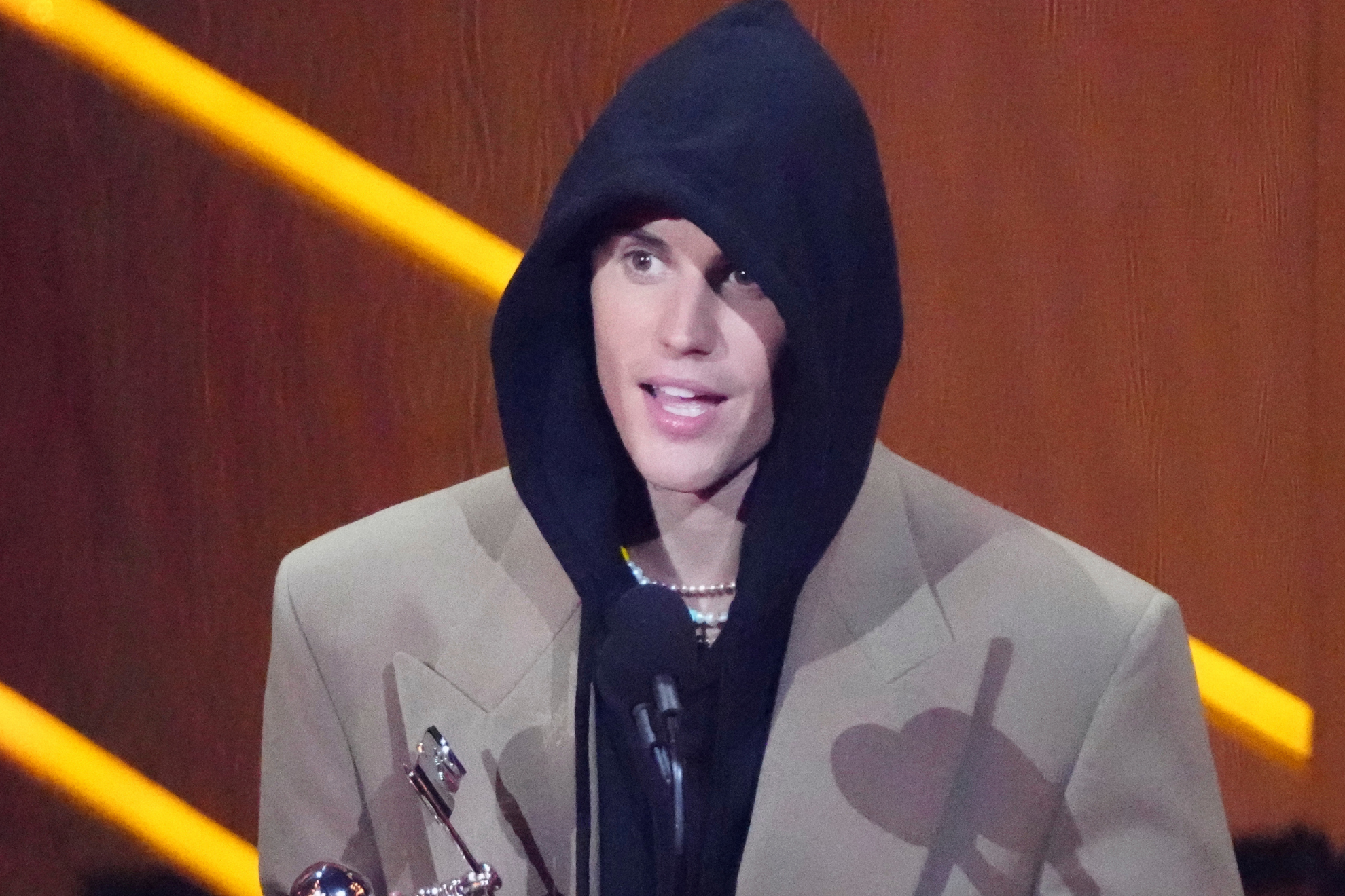 Justin Bieber has apparently aligned himself with a shady figure.