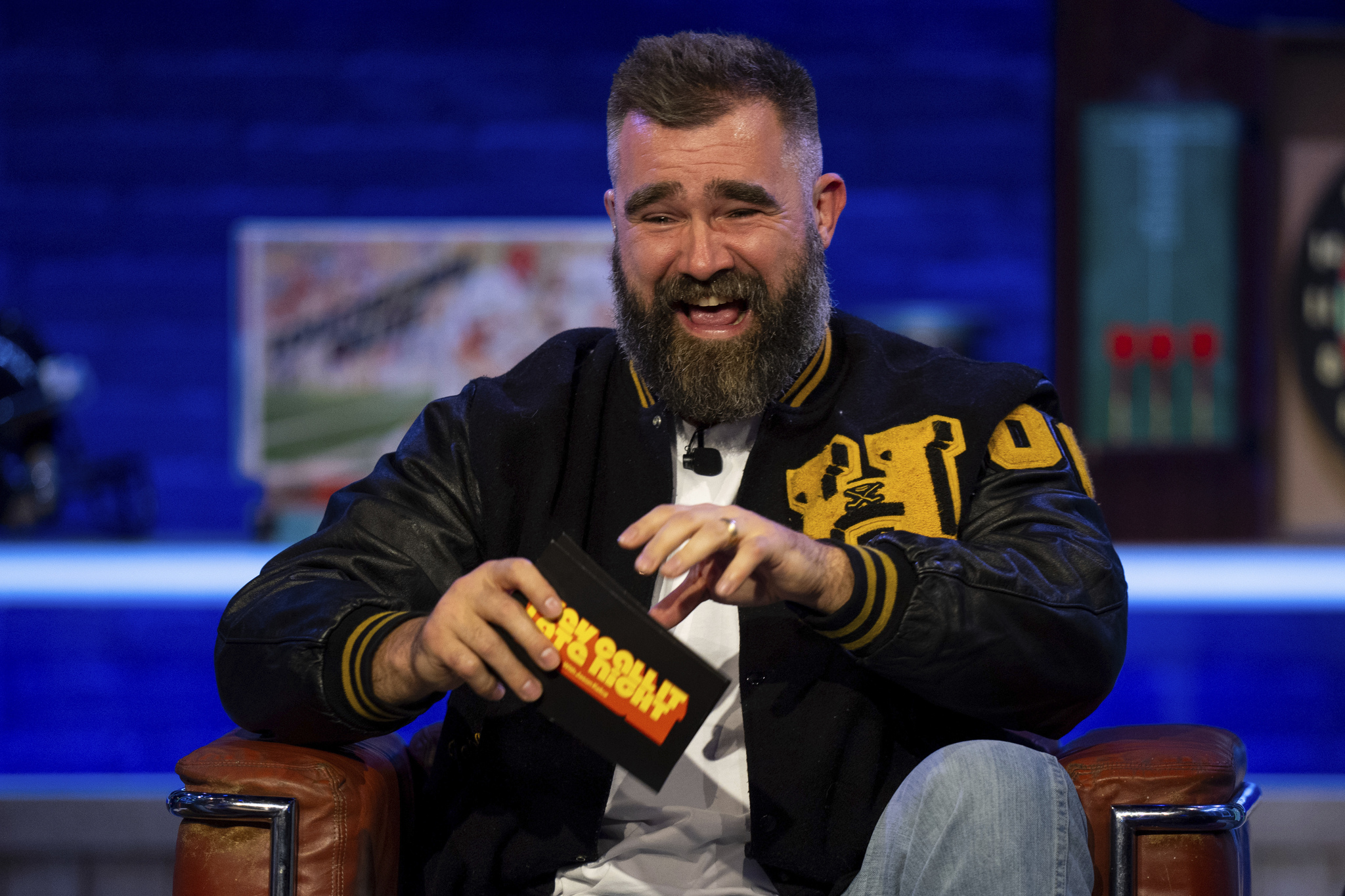 Jason Kelce disrupts Las Vegas casino with another man chugging a beer in unexpected scene