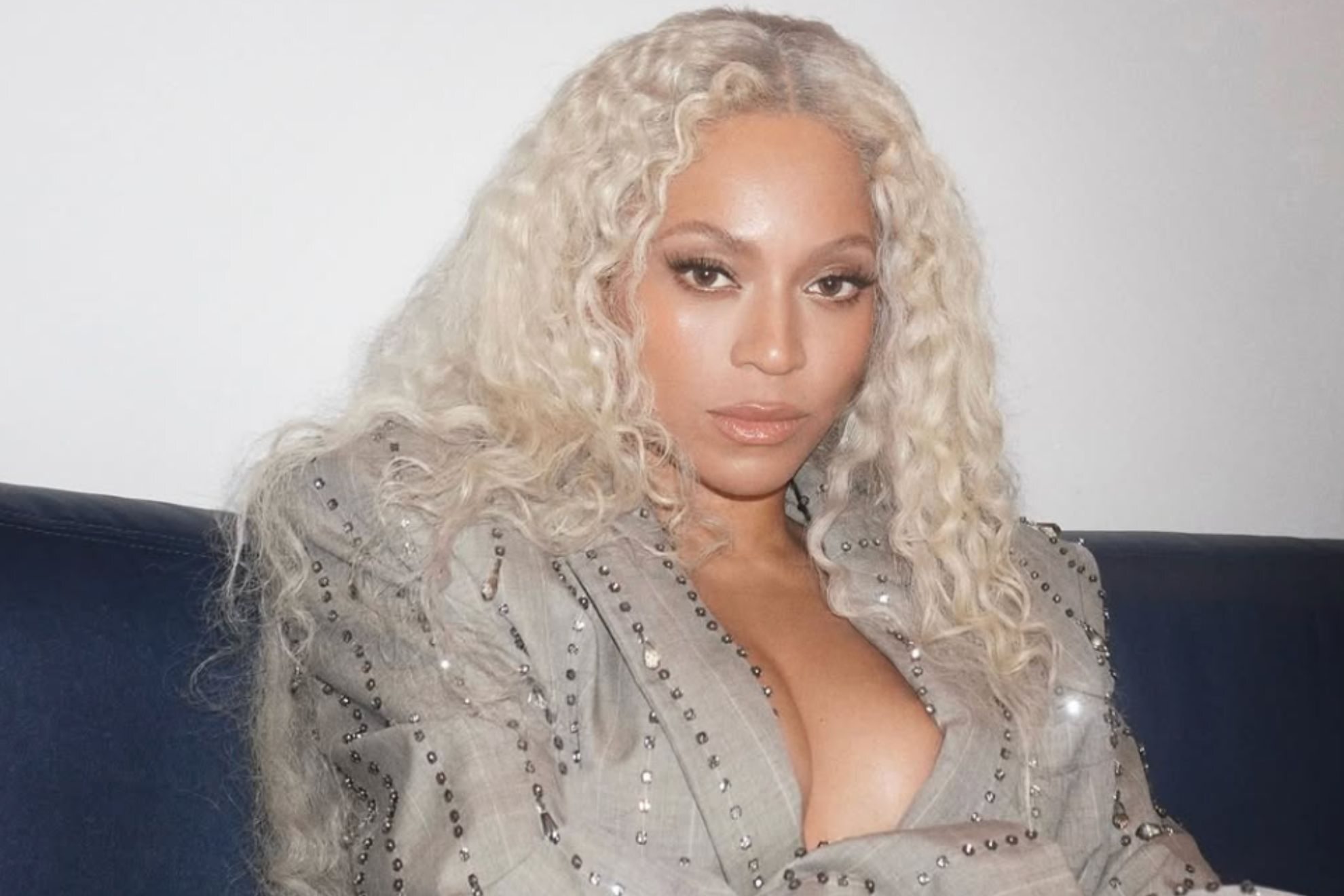 Beyonc� flies on a car through a stadium and blows fans minds at the start of her latest tour