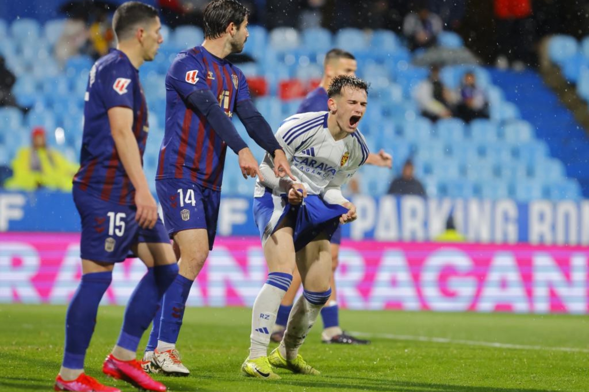 Pau Sans se lamenta de un ocasi�n fallida ante Nacho MOnsalve y Fran G�mez en el partido de La Romareda.