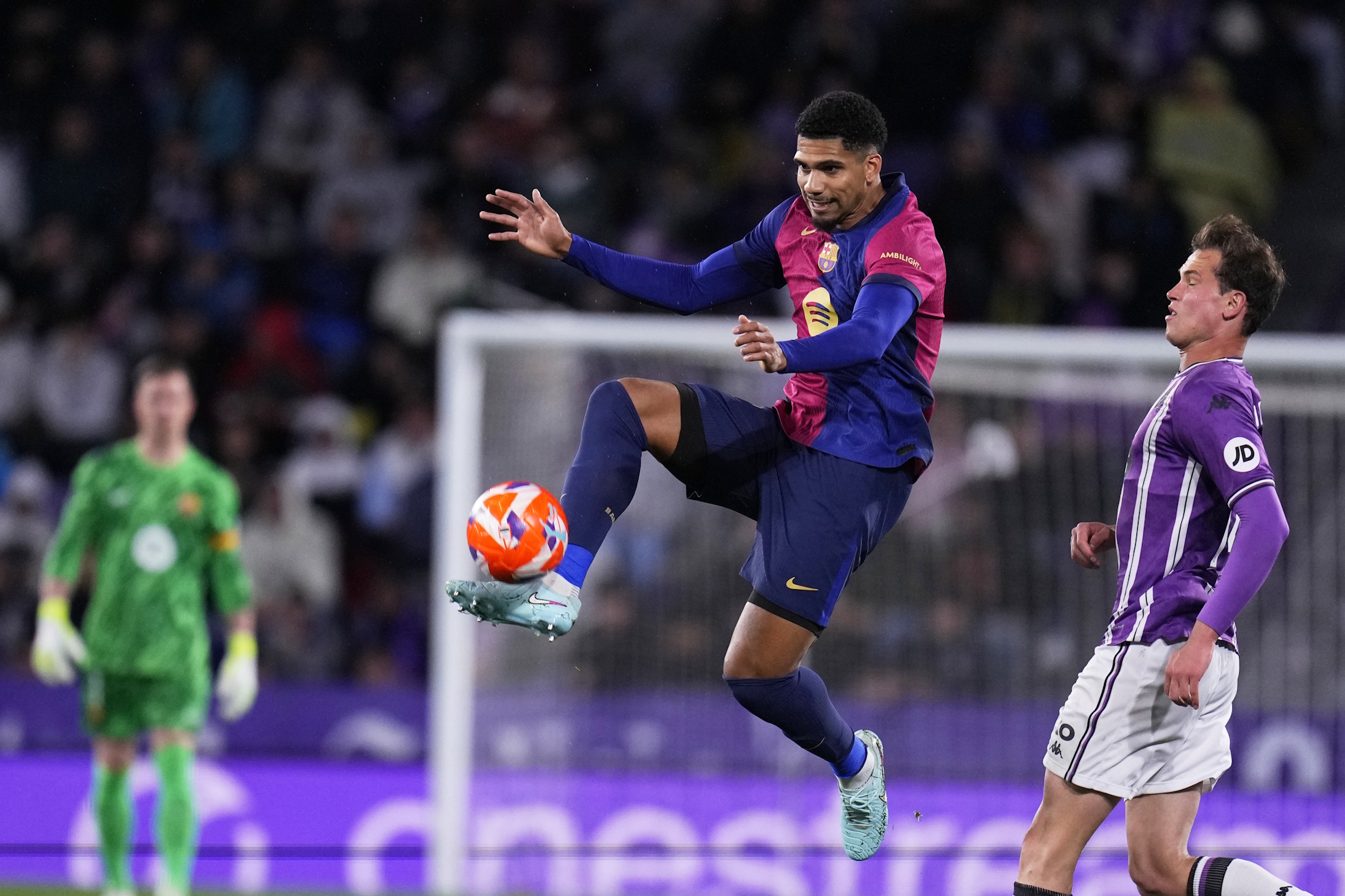 Ronald Araujo Juanmi Latasa FC Barcelona Valladolid Spanish LaLiga soccer match Jose Zorrilla stadium