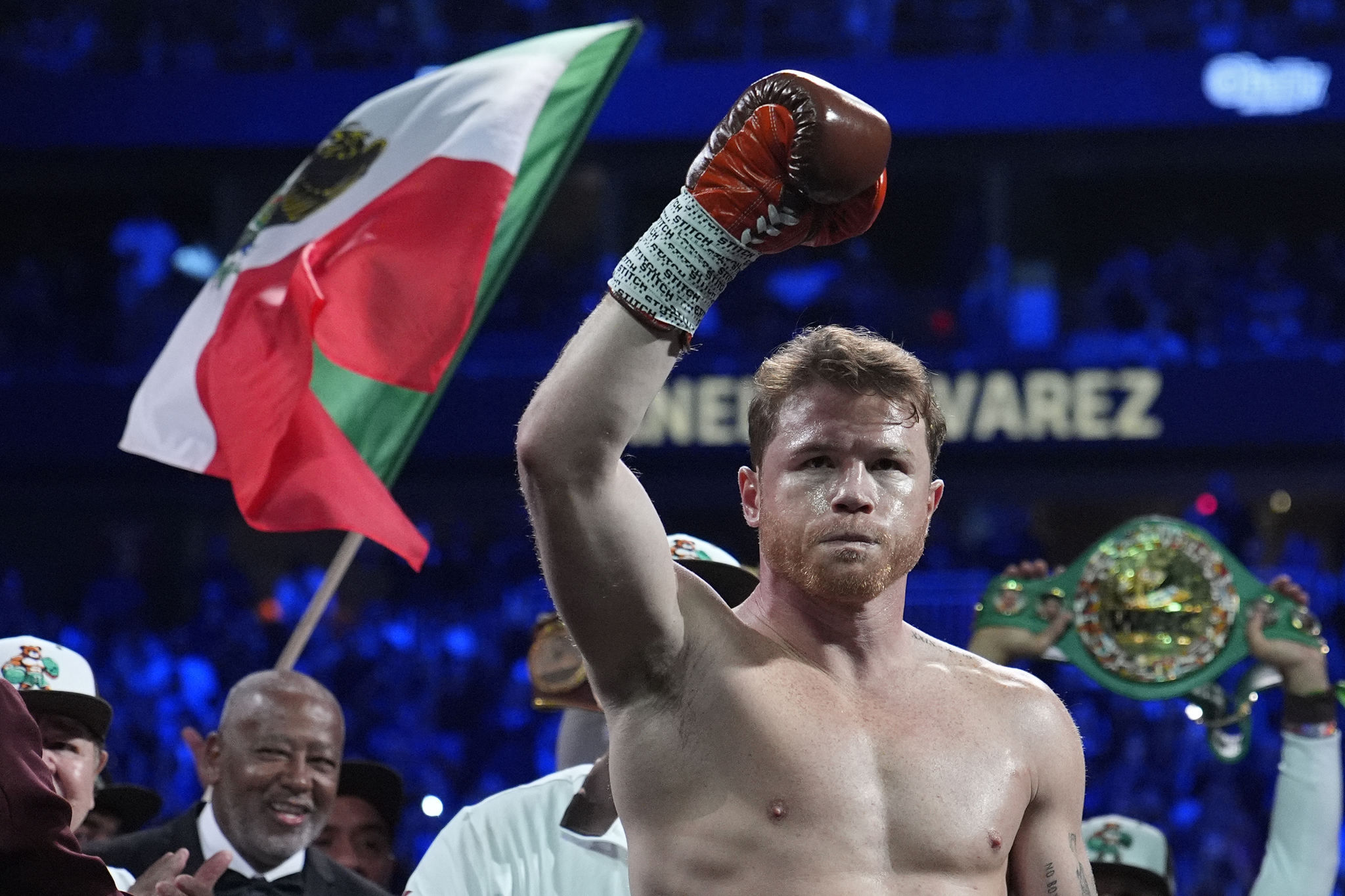 ARCHIVO - El mexicano Saúl  lt;HIT gt;"Canelo" lt;/HIT gt; Álvarez se prepara para enfrentar a Edgar Berlanga en una pelea por el título de los supermedianos, el 14 de septiembre de 2024 en Las Vegas (AP Foto/John Locher, archivo)