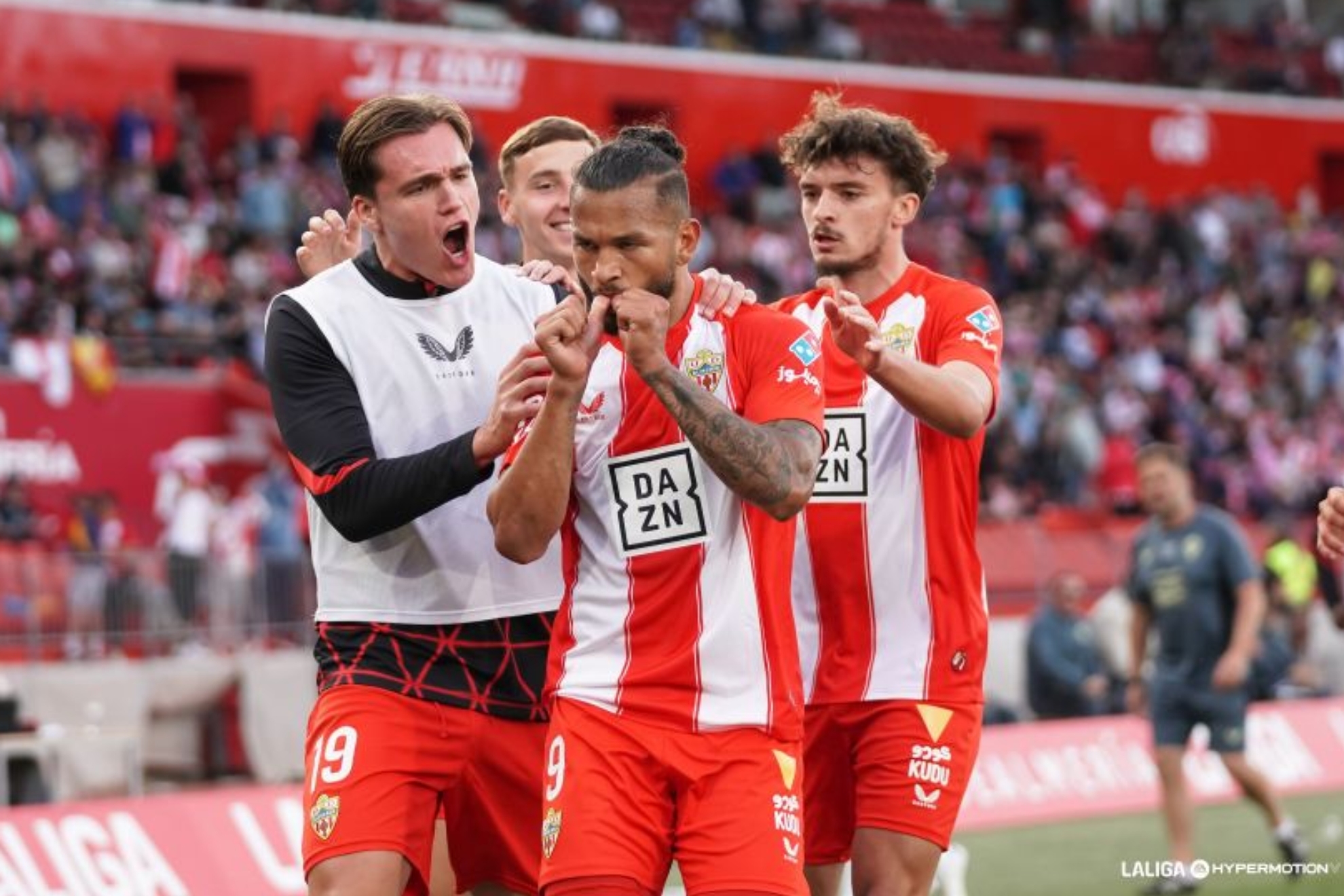 Luis Su�rez celebra uno de sus goles al Eldense