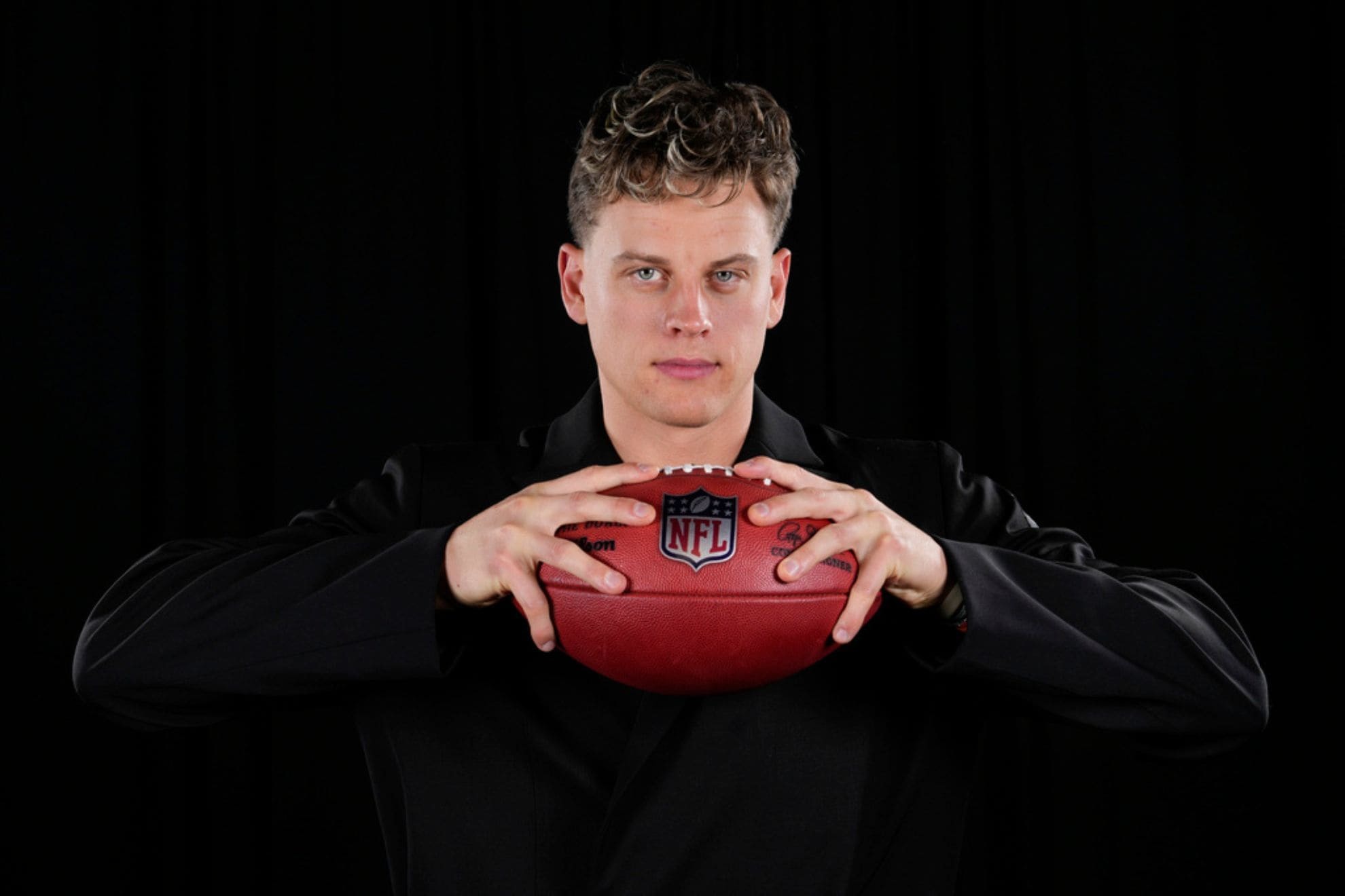 Cincinnati Bengals Joe Burrow, AP NFL Comeback Player of the Year, poses after winning the award at the NFL Honors award show ahead of the Super Bowl 59 football game, Thursday, Feb. 6, 2025, in New Orleans. (AP Photo/Matt York)
