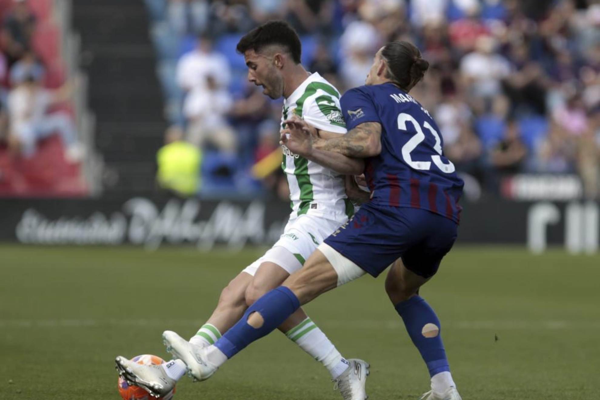 Marc Mateu pugna por un bal�n ante el C�rdoba.