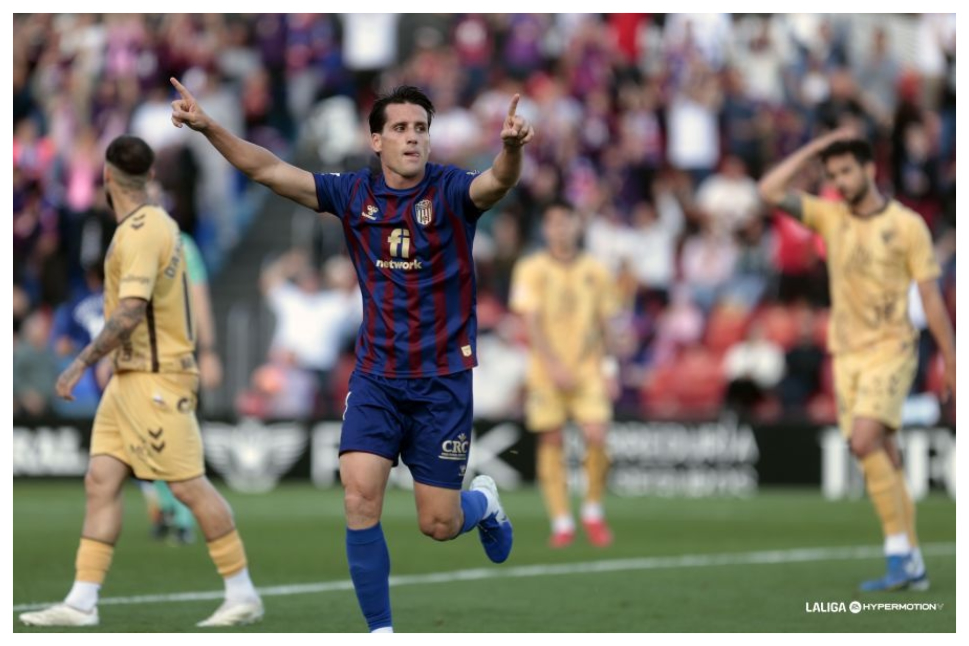 Juanto Ortu�o celebra el gol del triunfo del Eldense ante el M�laga