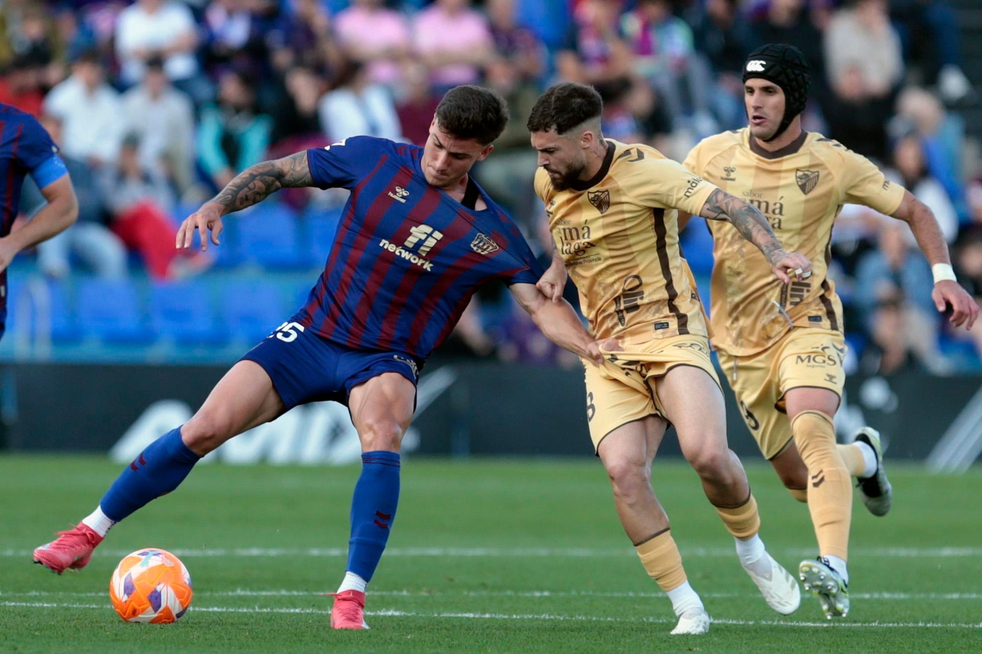 Jugada del duelo entre Eldense y M�laga de esta pasada jornada.