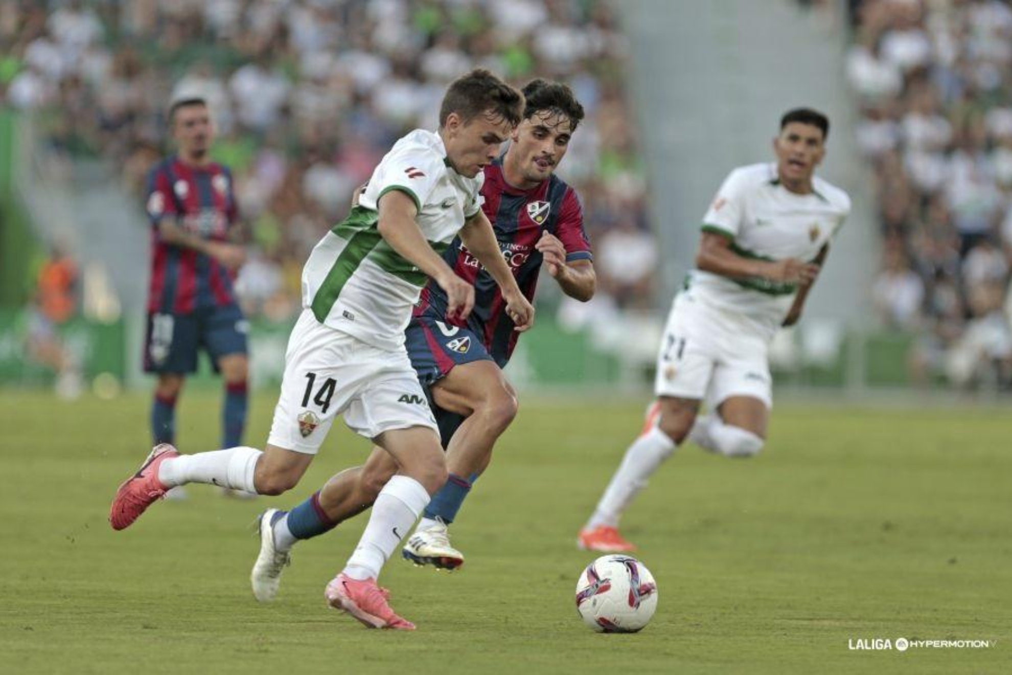 Joaquín devuelve la esperanza al Huesca y complica el ascenso del Elche