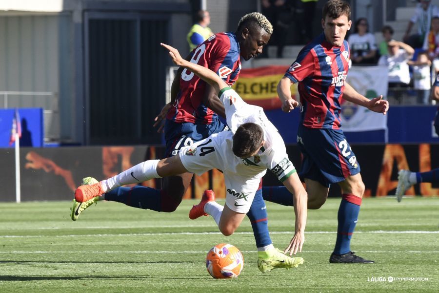 Joaquín devuelve la esperanza al Huesca y complica el ascenso del Elche