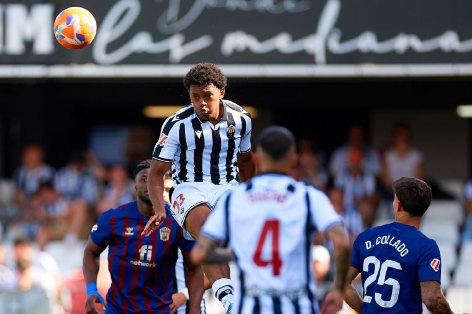 Imponente salto de Jozhua, jugador del Castell�n